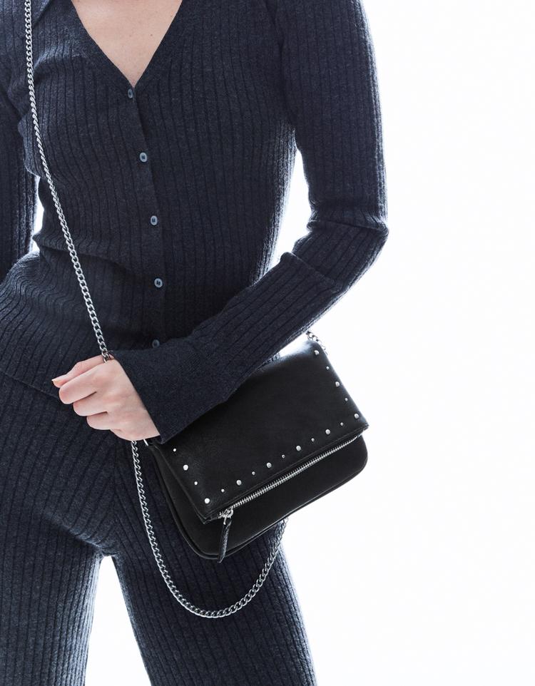 Bolsa com aba, fecho de correr e tachas