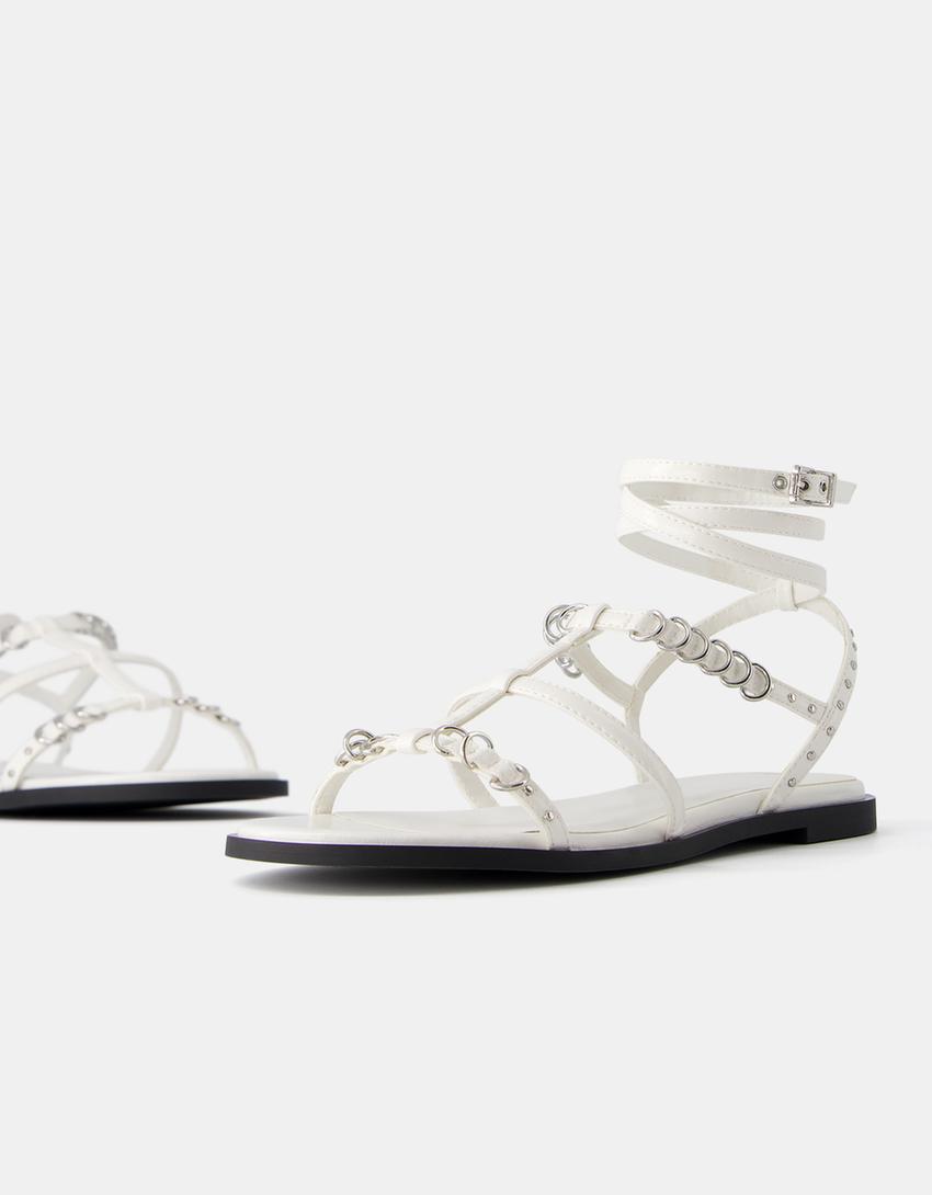 صندل مسطح بتفصيل حلقة-أبيض