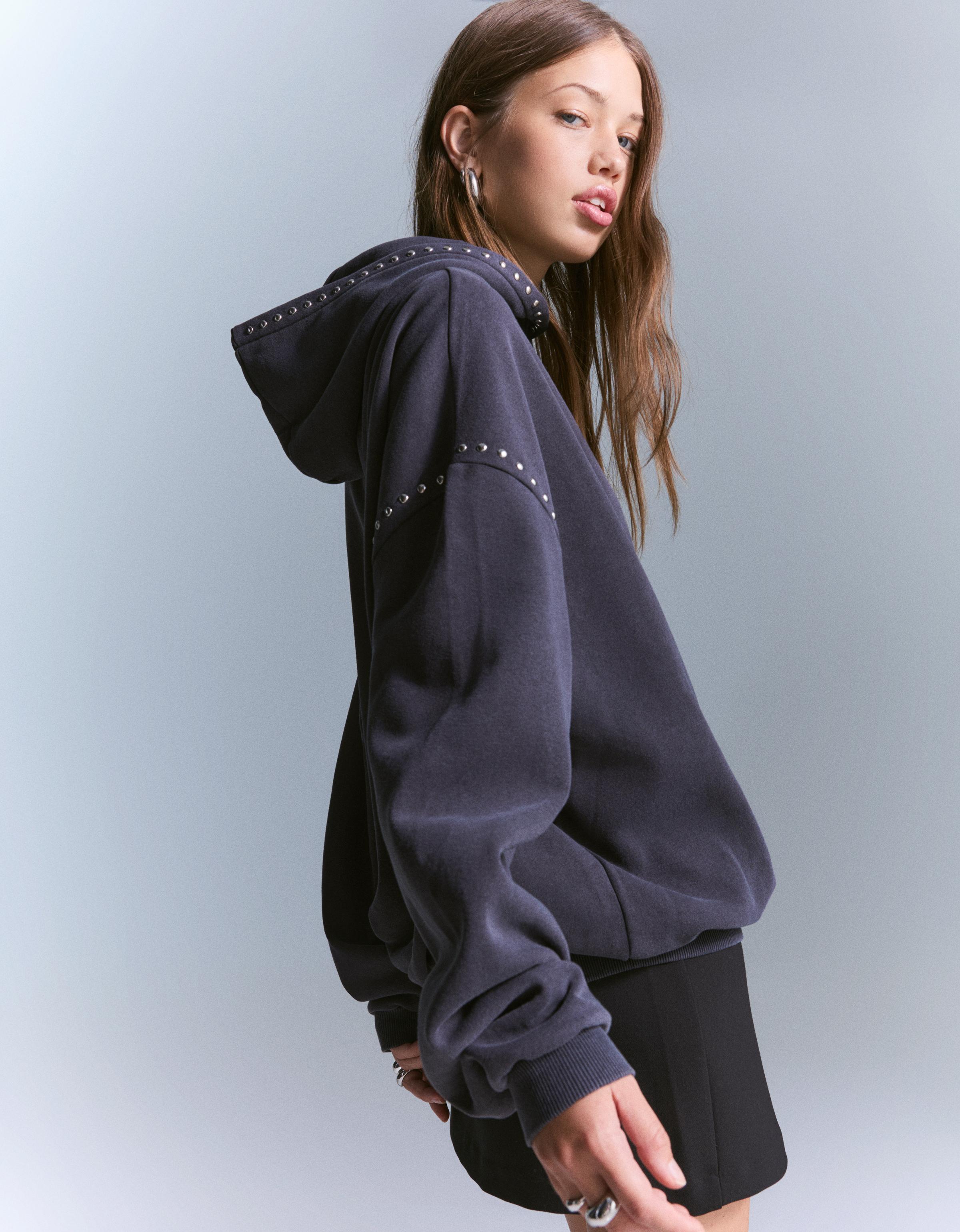 Zımbalı Kapüşonlu Sweatshirt