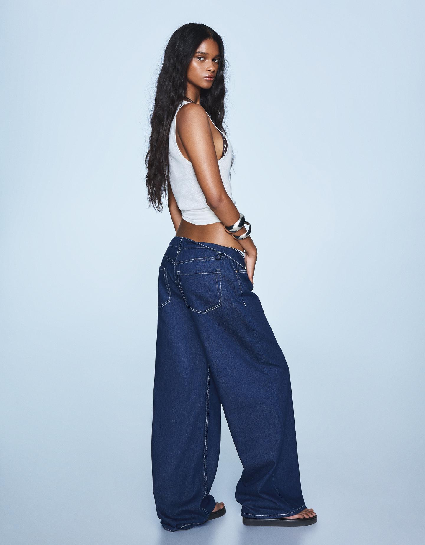 Bershka jeansy o kroju wide leg granatowy