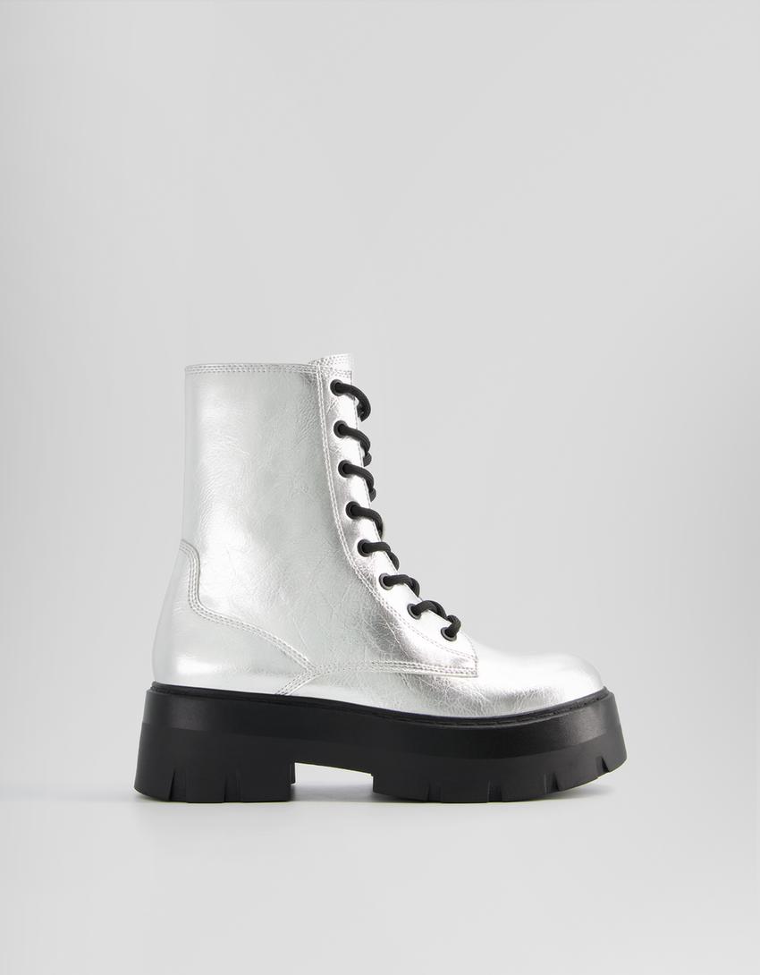 بوت برقبة للكاحل مسطح وممعدن برباط-فضي-4