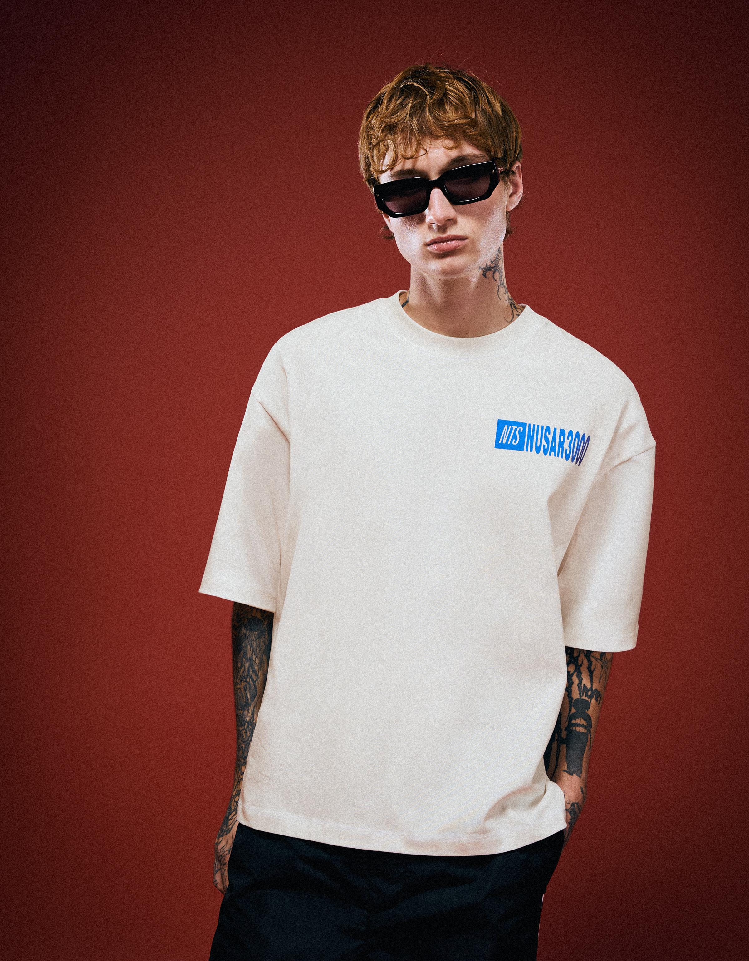 Bershka Nts Nusar 3000 Boxy-T-Shirt Mit Kurzen Ärmeln Und Print Herren Xs Weiss