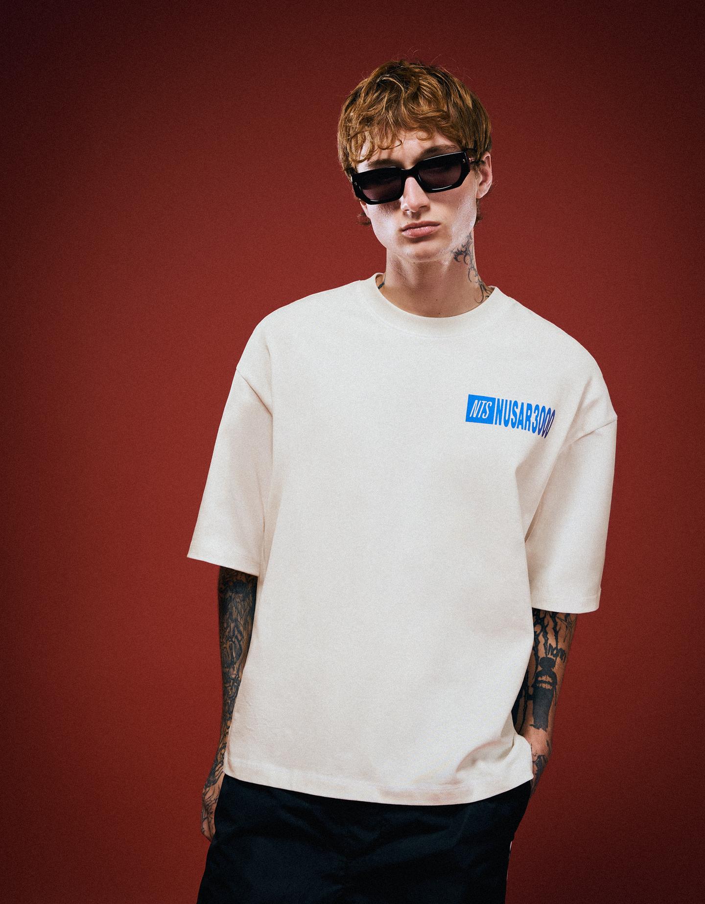 Bershka T-Shirt Nusar 3000 Boxy Fit A Maniche Corte Stampata Uomo Xl Bianco