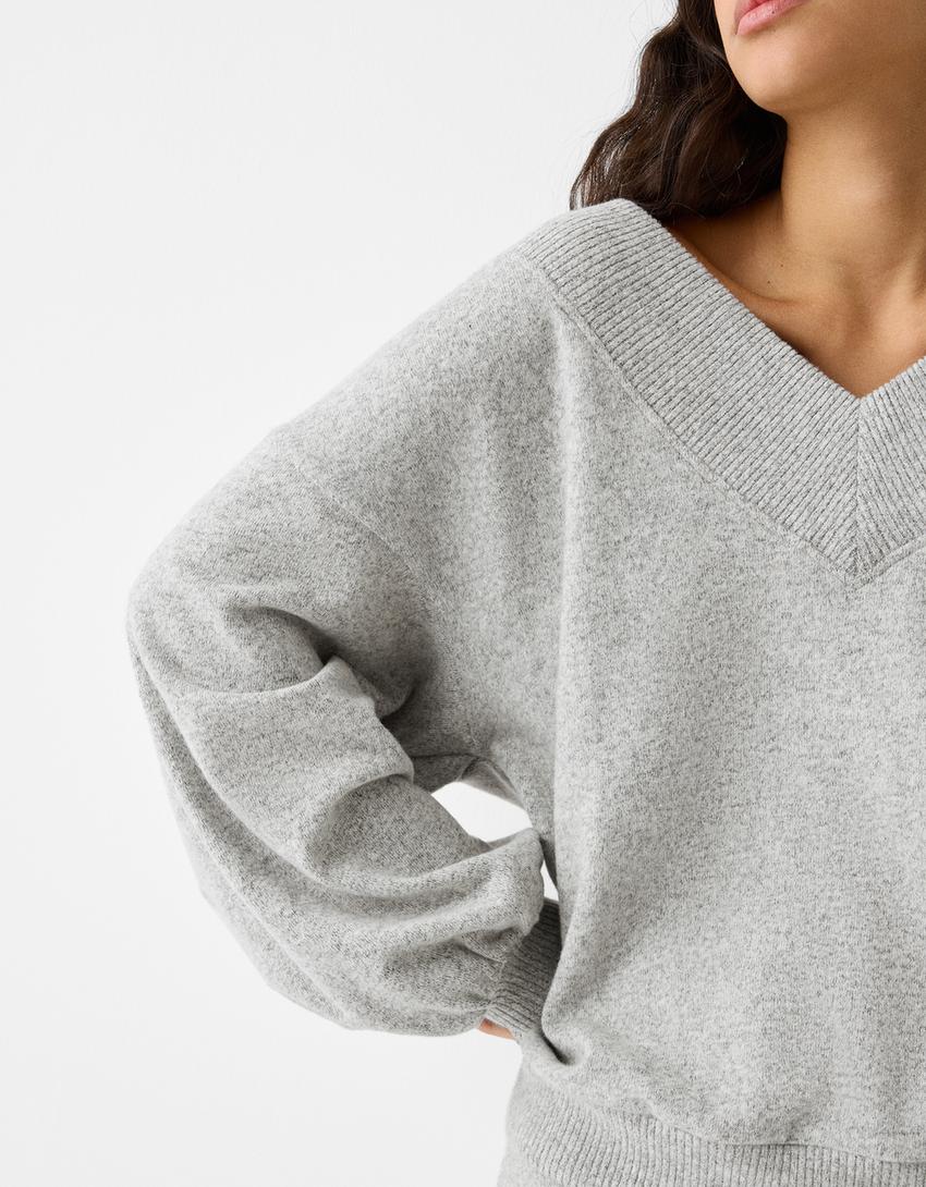 سويتر برقبة على شكل V-رمادي-5