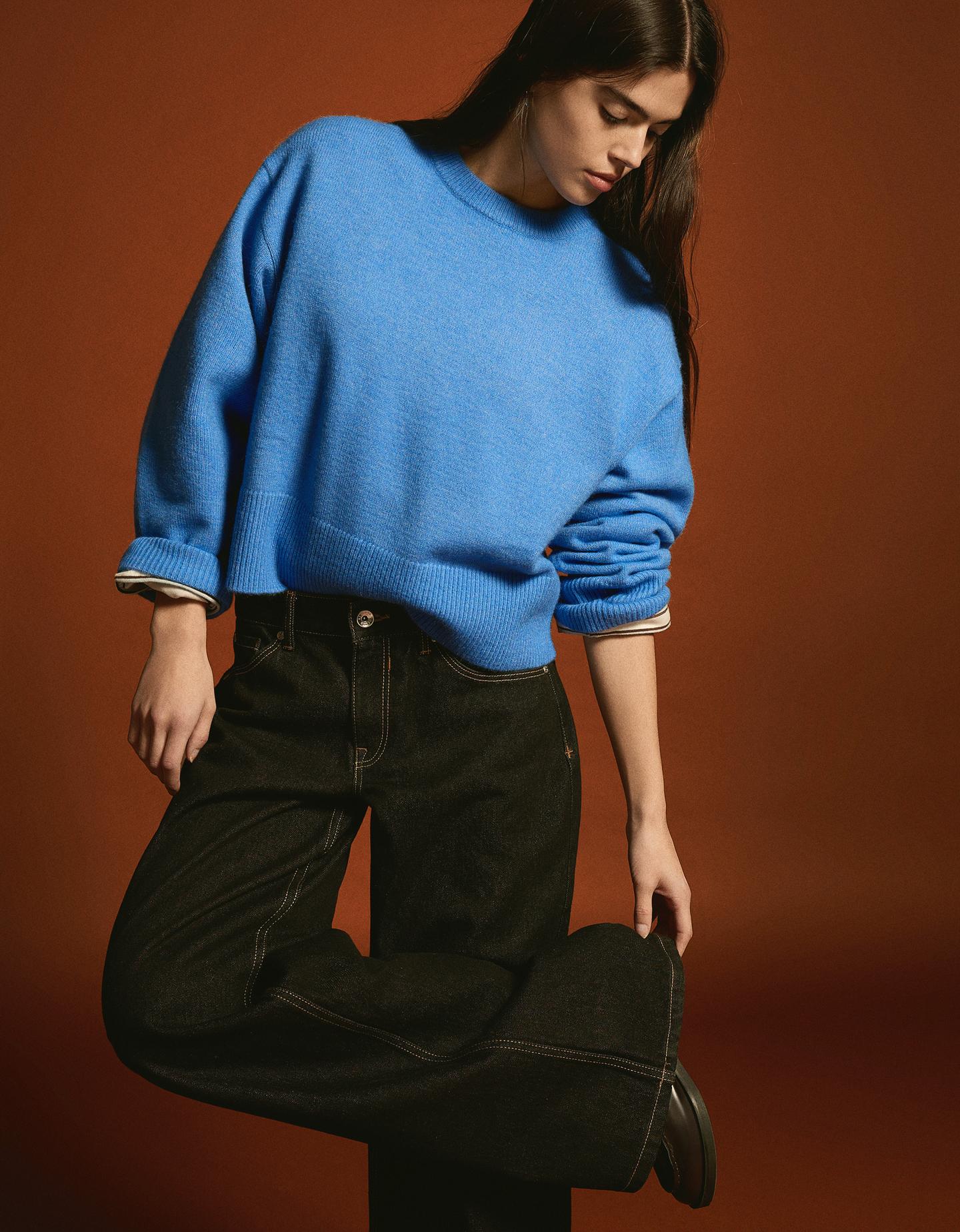 Bershka sweter oversize z okrągłym dekoltem jasnoniebieski