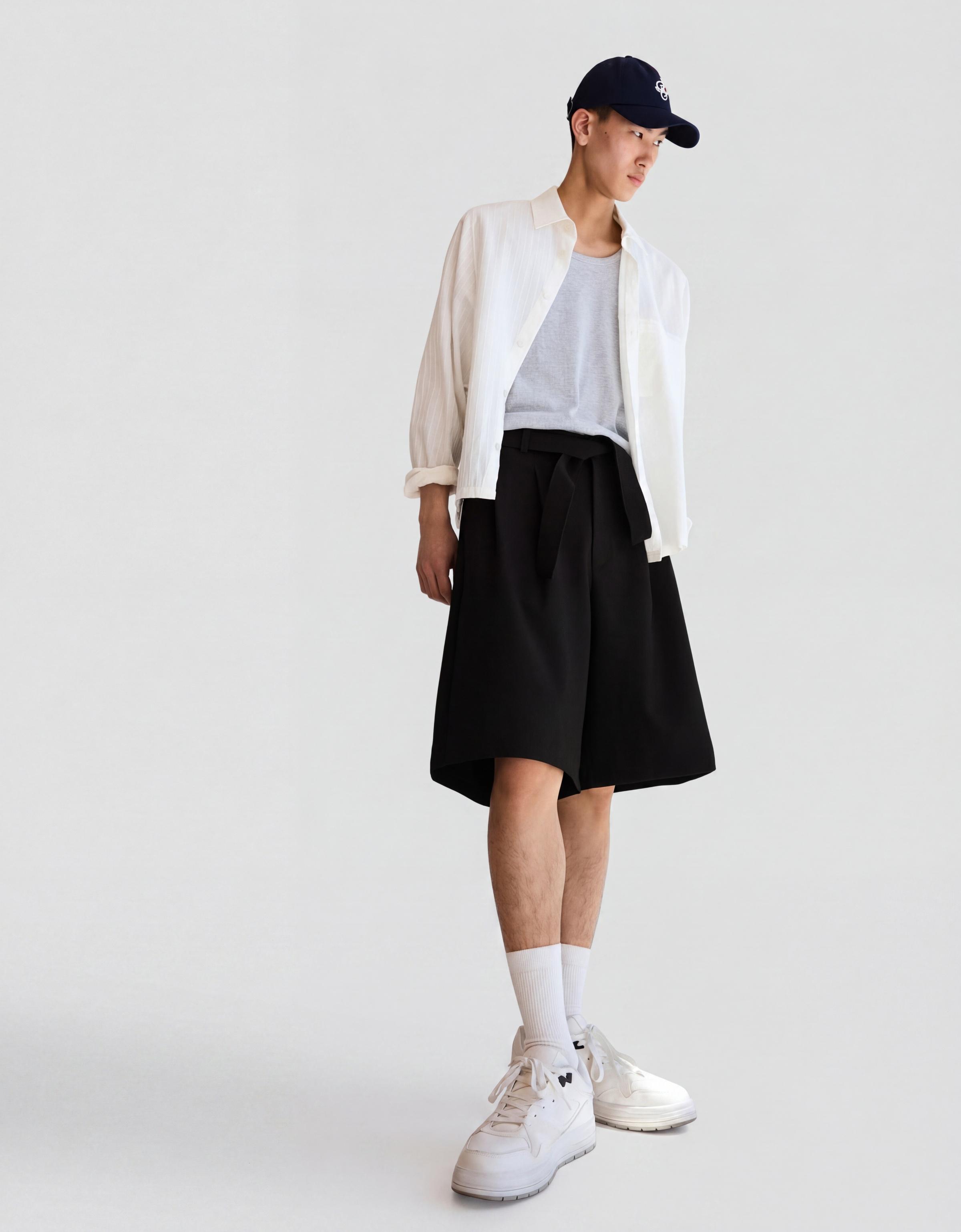 Wide-leg Bermuda shorts with belt — Black