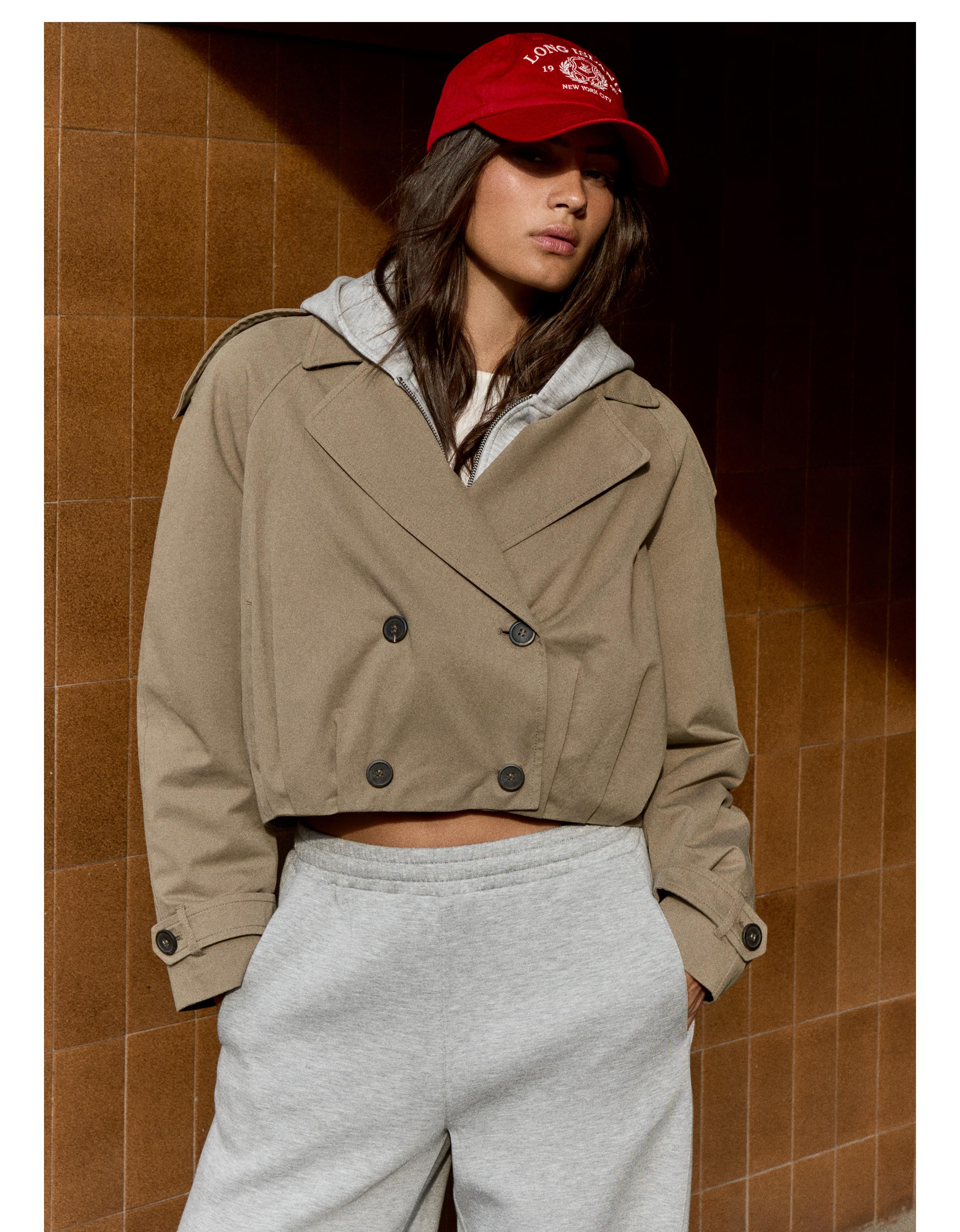 Pleated cropped trench coat — Mink