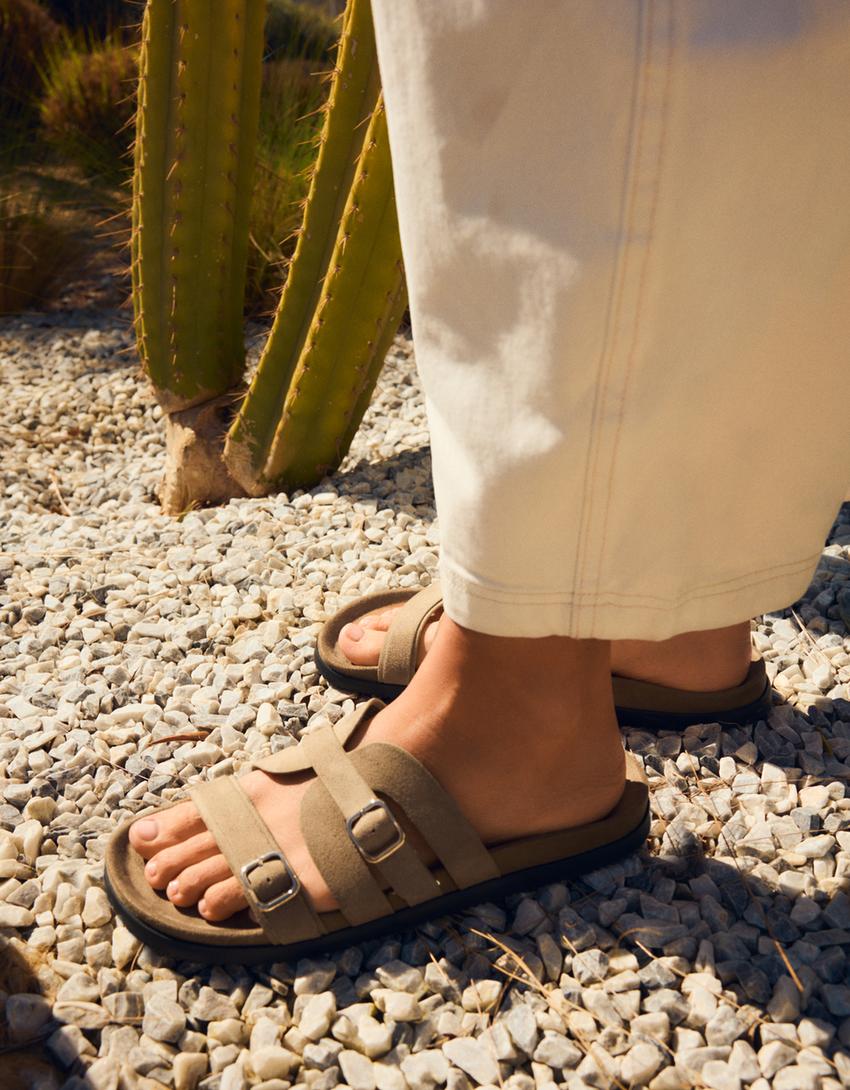 صندل فلات بتفاصيل إبزيم-أسمر