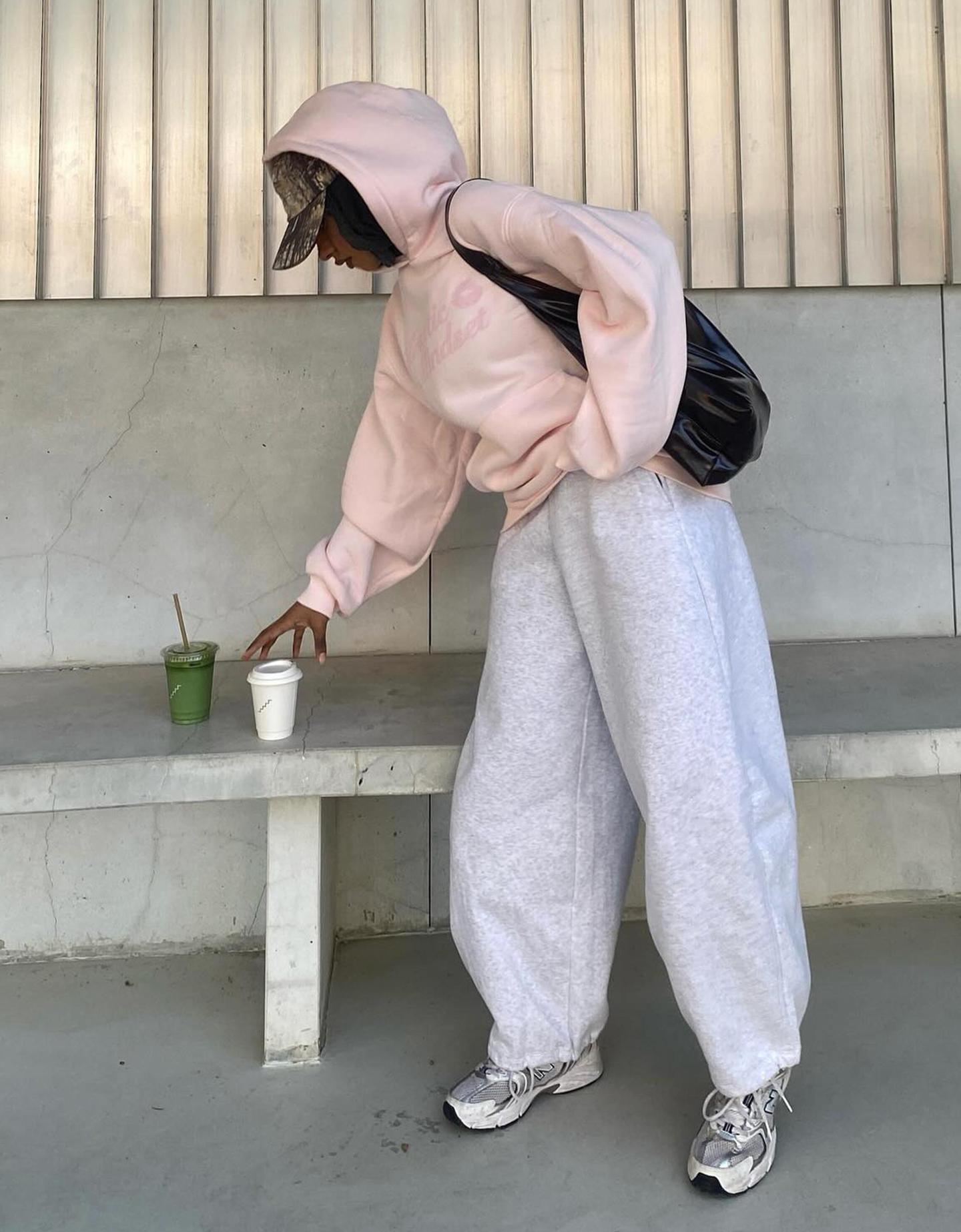 Bershka bluza z kapturem i nadrukiem różowy