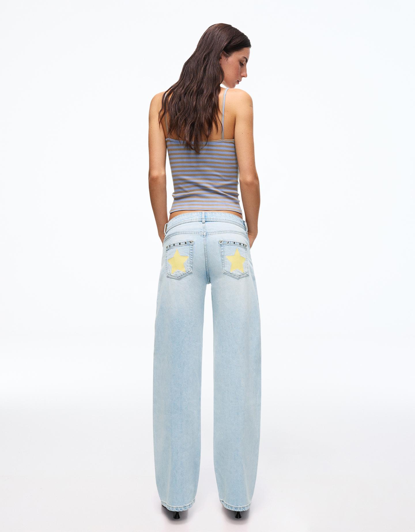 Bershka jeansy o kroju baggy z niskim stanem i ćwiekami wyblakły niebieski
