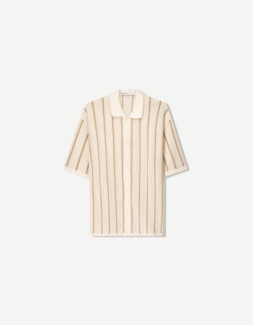 قميص مخطط بأكمام قصيرة وملمس بارز-رملي