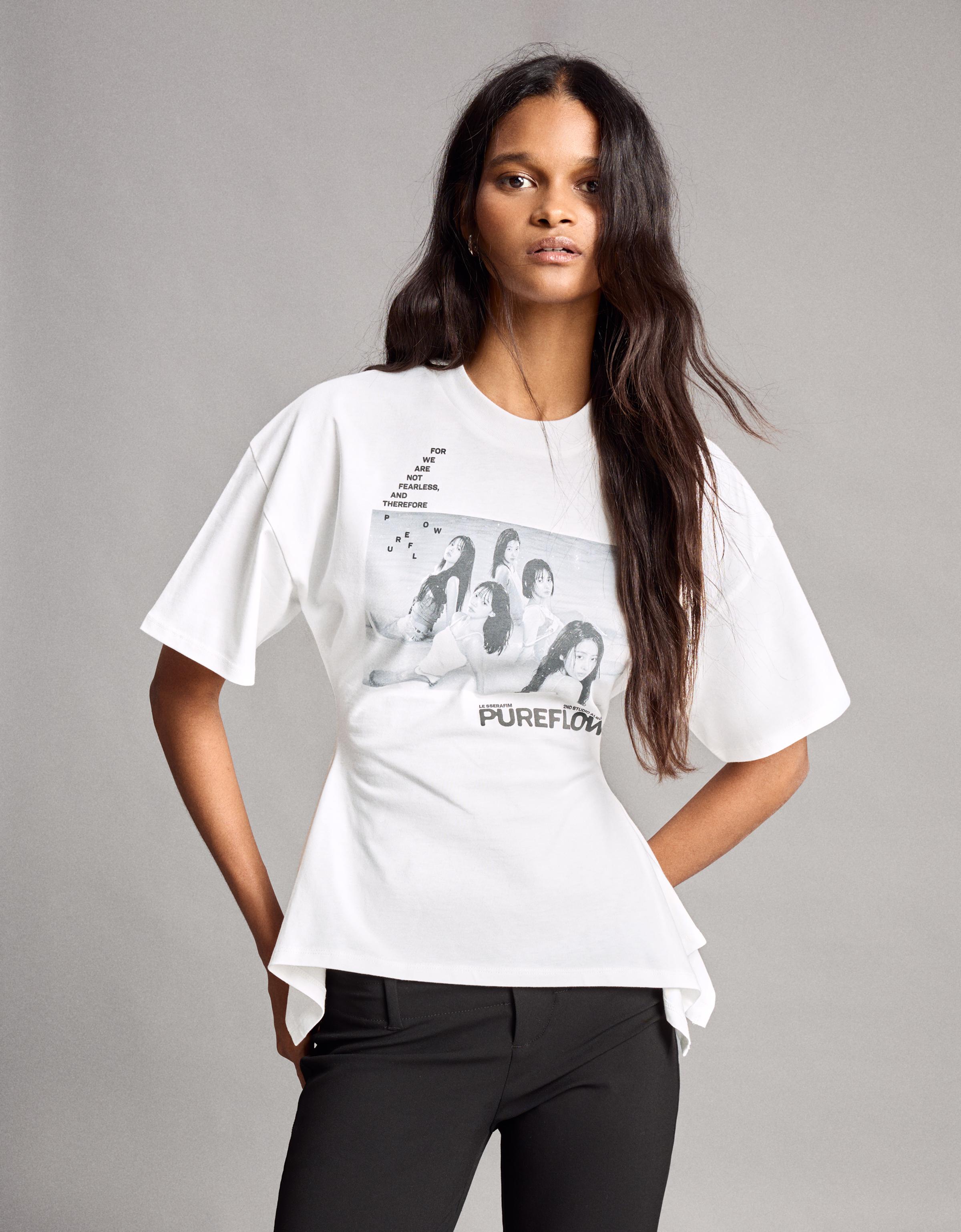 Bershka Koszulka Peplum Z Krótkim Rękawem Le Sserafim Kobieta Biały Złamany