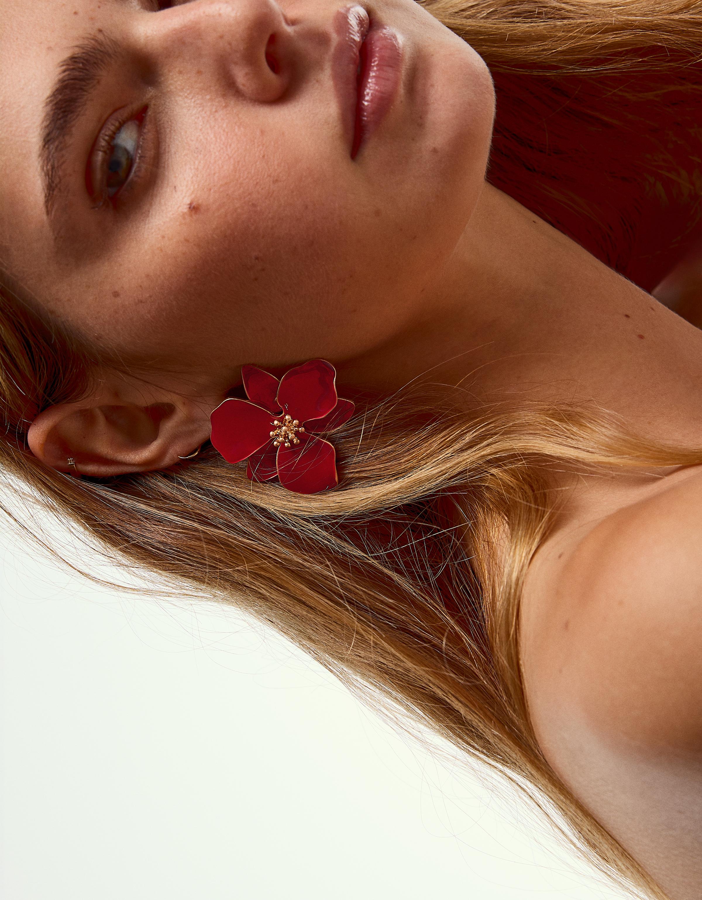 Bershka Blumenohrringe Damen Bordeaux