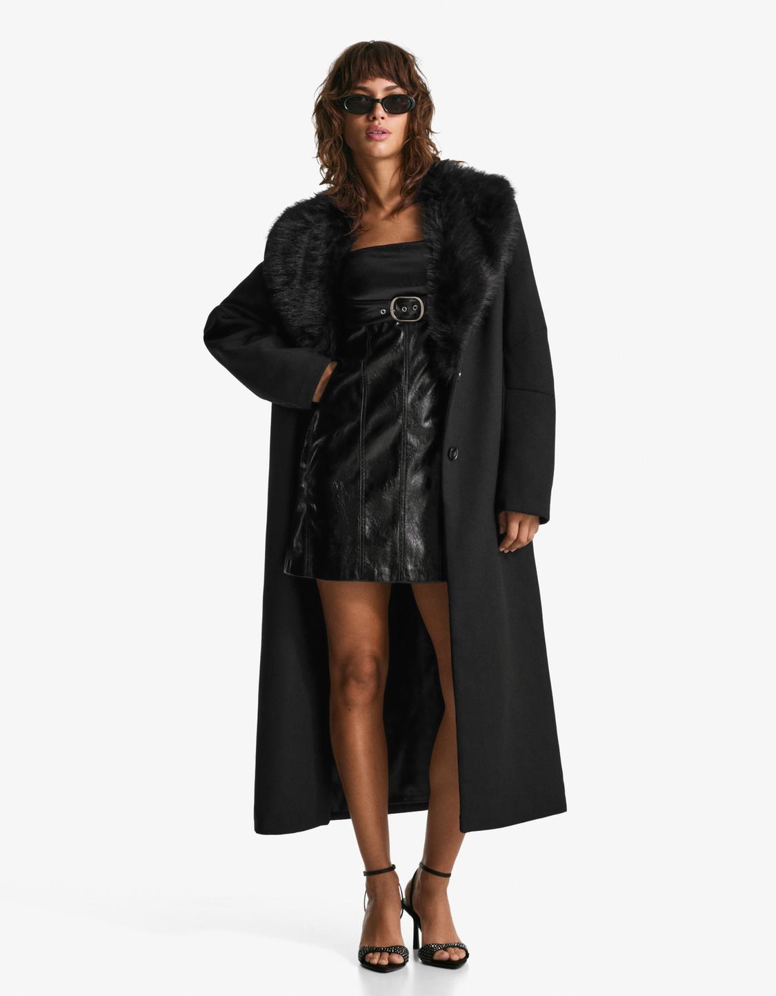 Płaszcz z odpinanym kołnierzem z efektem futra