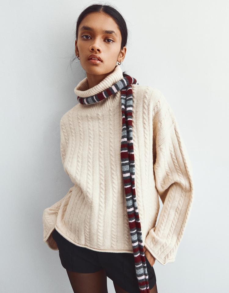 Jersey cuello alto trenzado