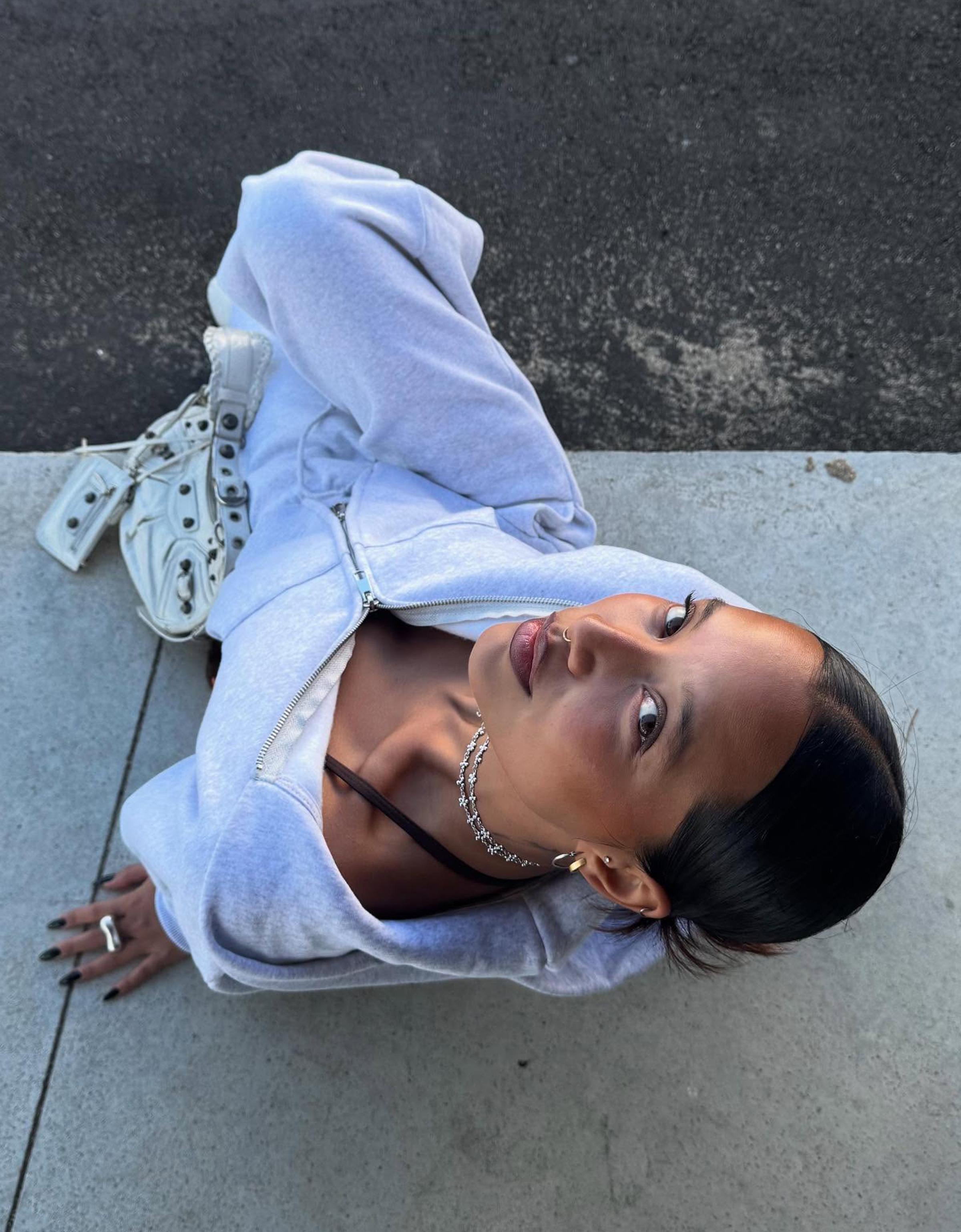 Kapüşonlu oversize fermuarlı sweatshirt - Görsel 8