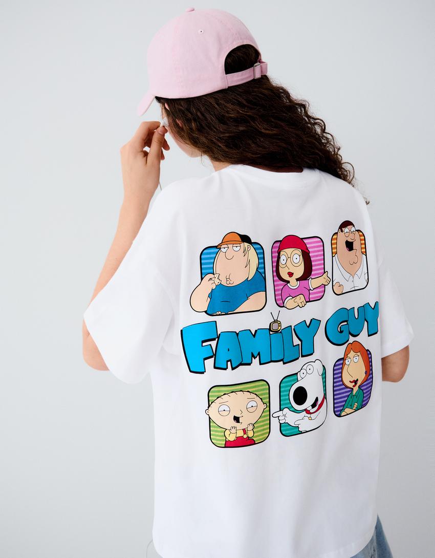Kaus oversize bergambar FAMILY GUY-Putih semu