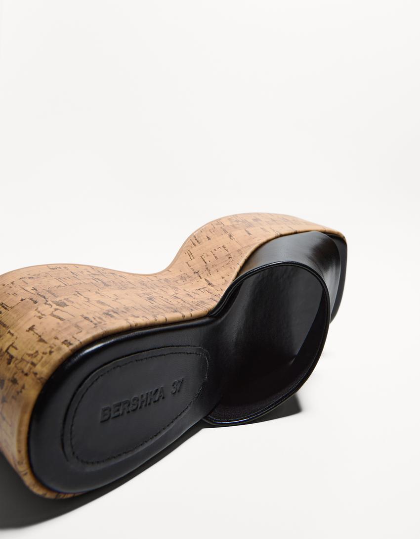 صندل بكعبية مفتوحة ونعل سميك-أسود