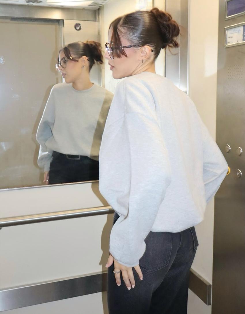 Sweatshirt oversize com bolsos-Cinza