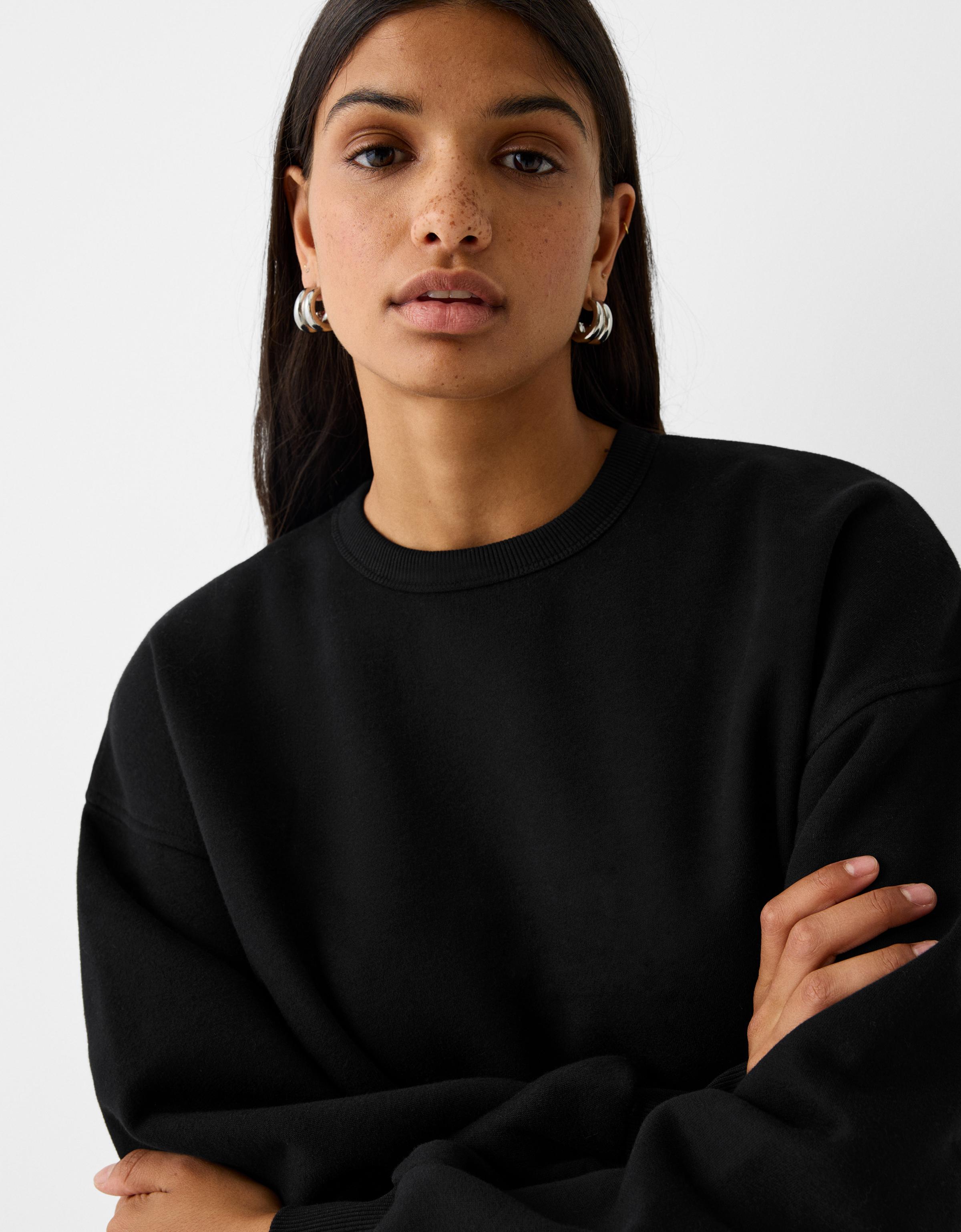 Oversize sweatshirt with side pockets - Women | Bershka