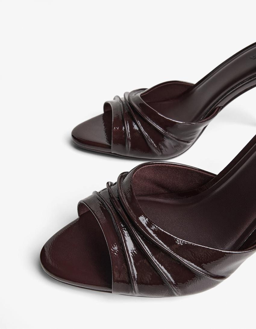 صندل بكعب مكشكش-رماني