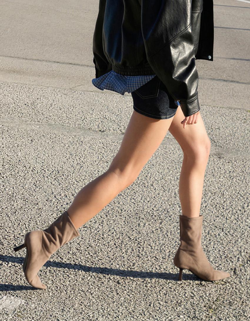 Stivaletti kitten heel aderenti-Taupe