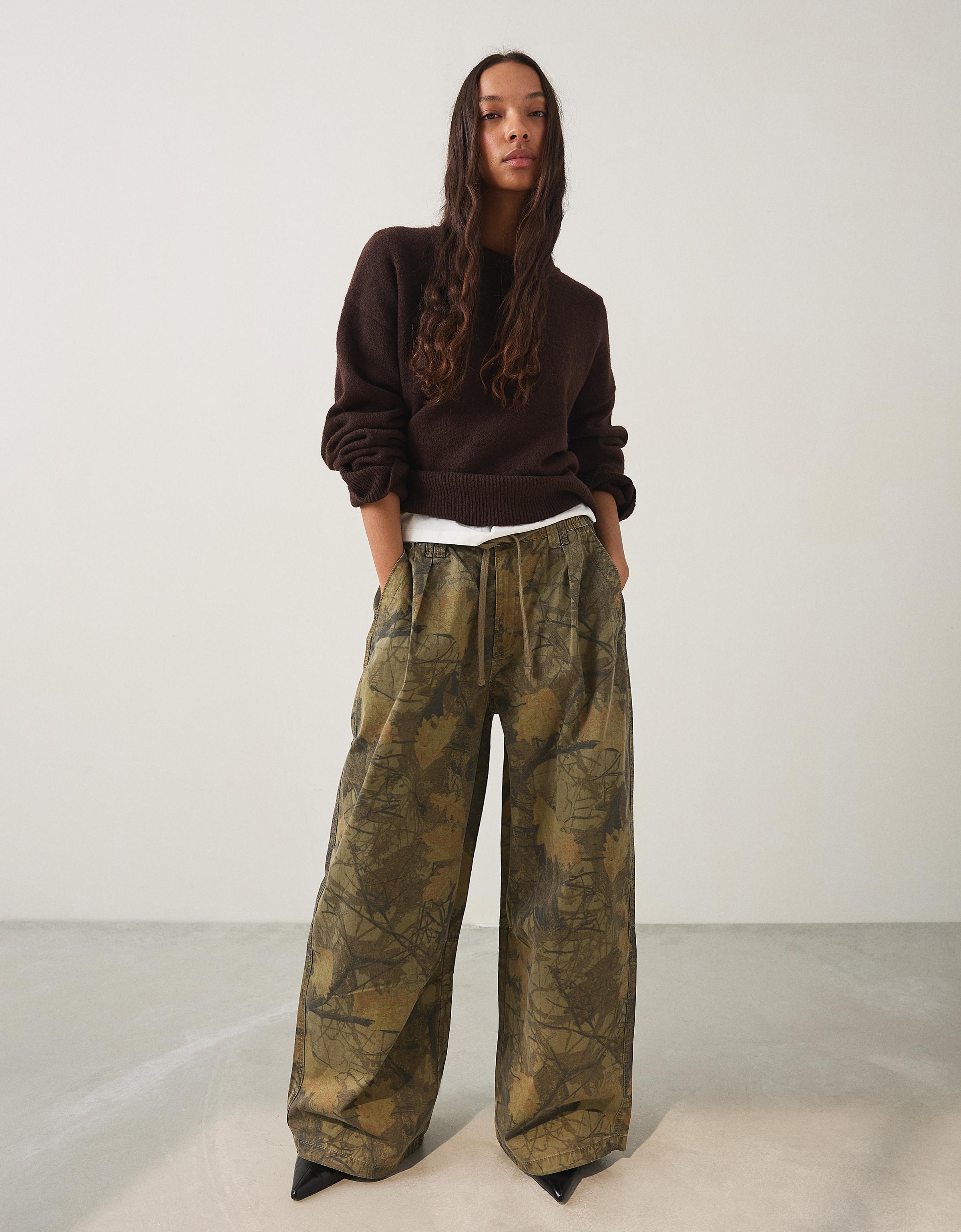 Bershka Cargo-Parachute-Hose Mit Print Damen Xxs Grün