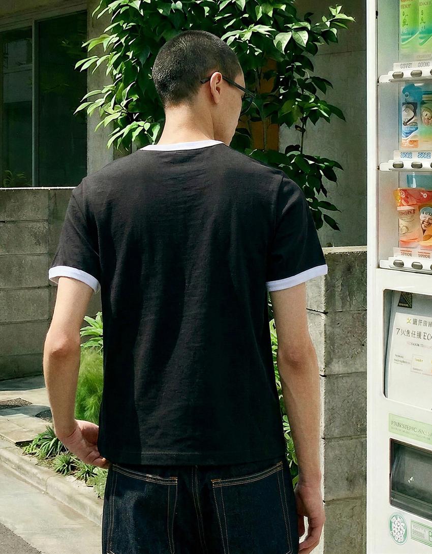 Camiseta slim fit estampada-Preto