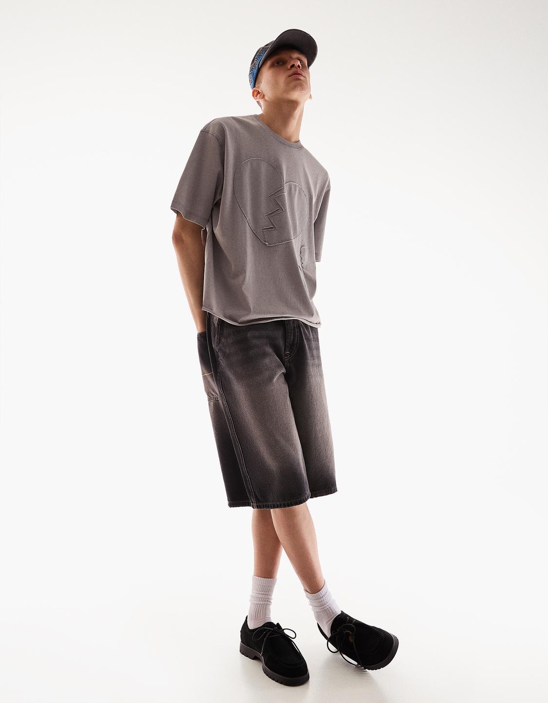 Cropped short sleeve T-shirt with patch