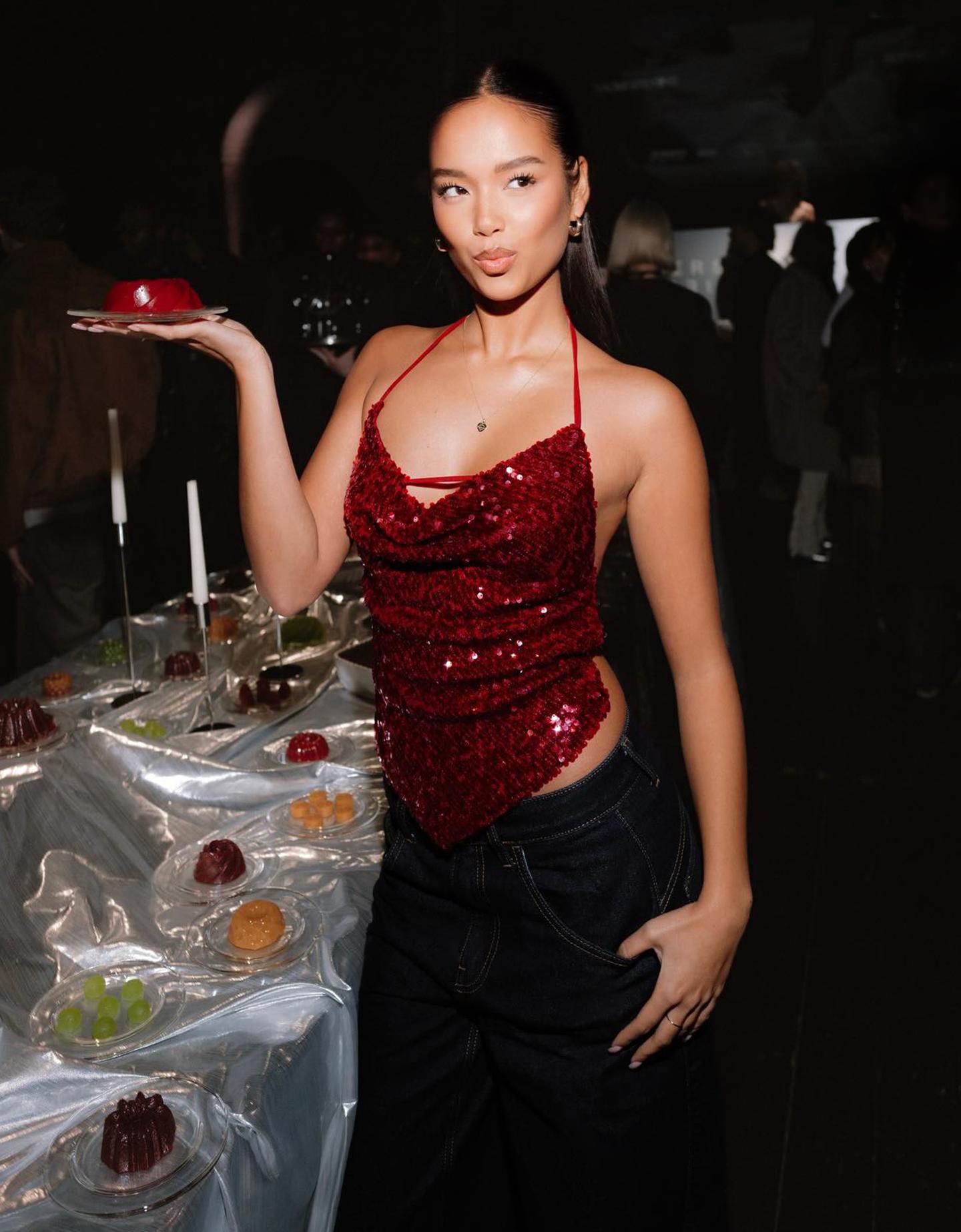 Bershka top halter z cekinami i drapowaniem czerwony