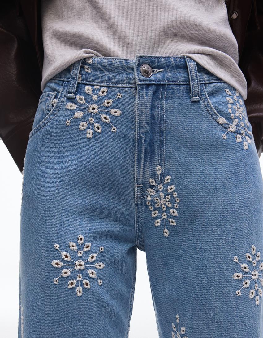 جينز مطرز بساق مستقيمة عريضة وخصر متوسط-أزرق فاتح