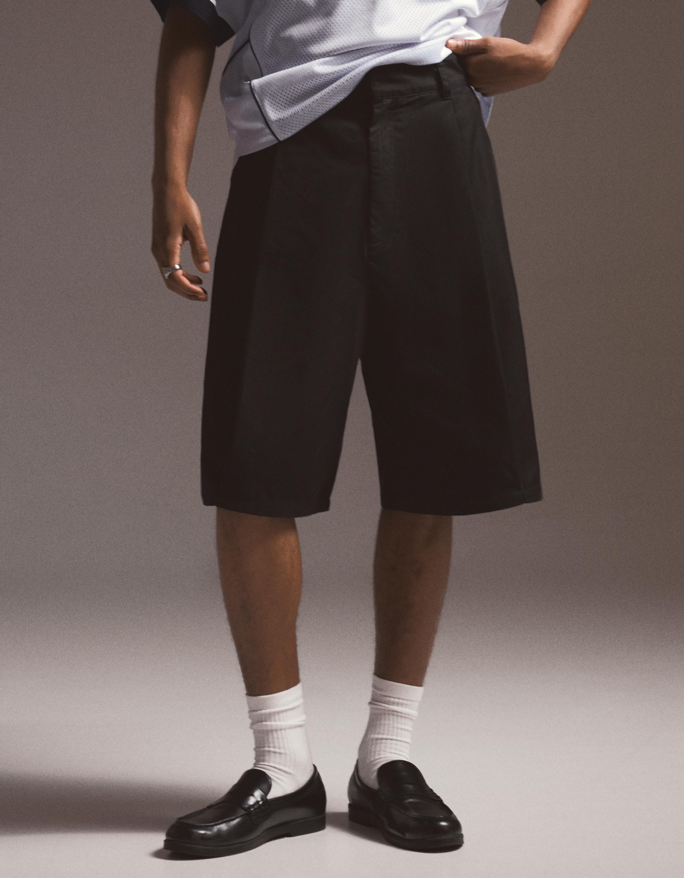 Balloon fit Bermuda shorts with darts — Black