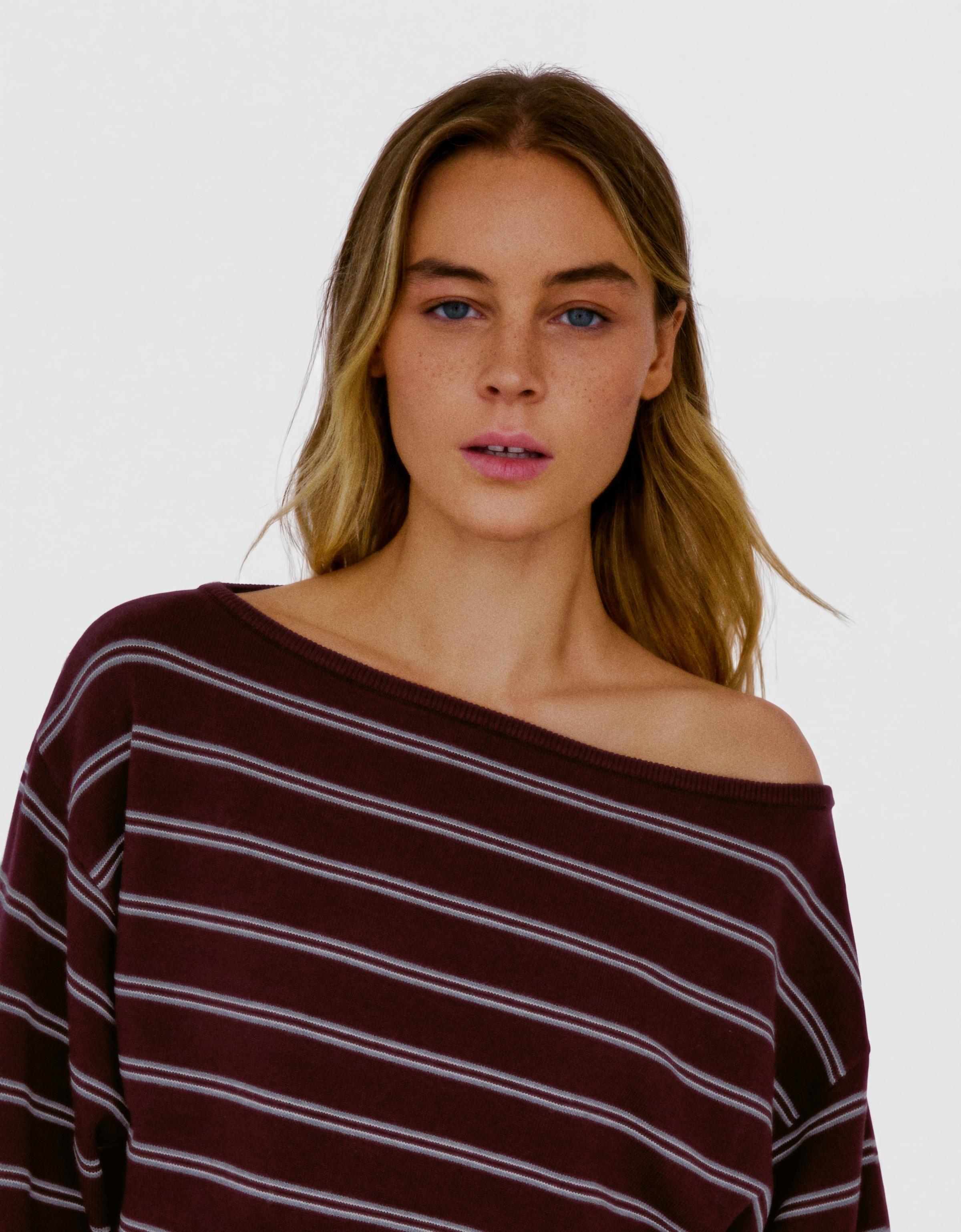 Asymmetric neck jumper — Burgundy