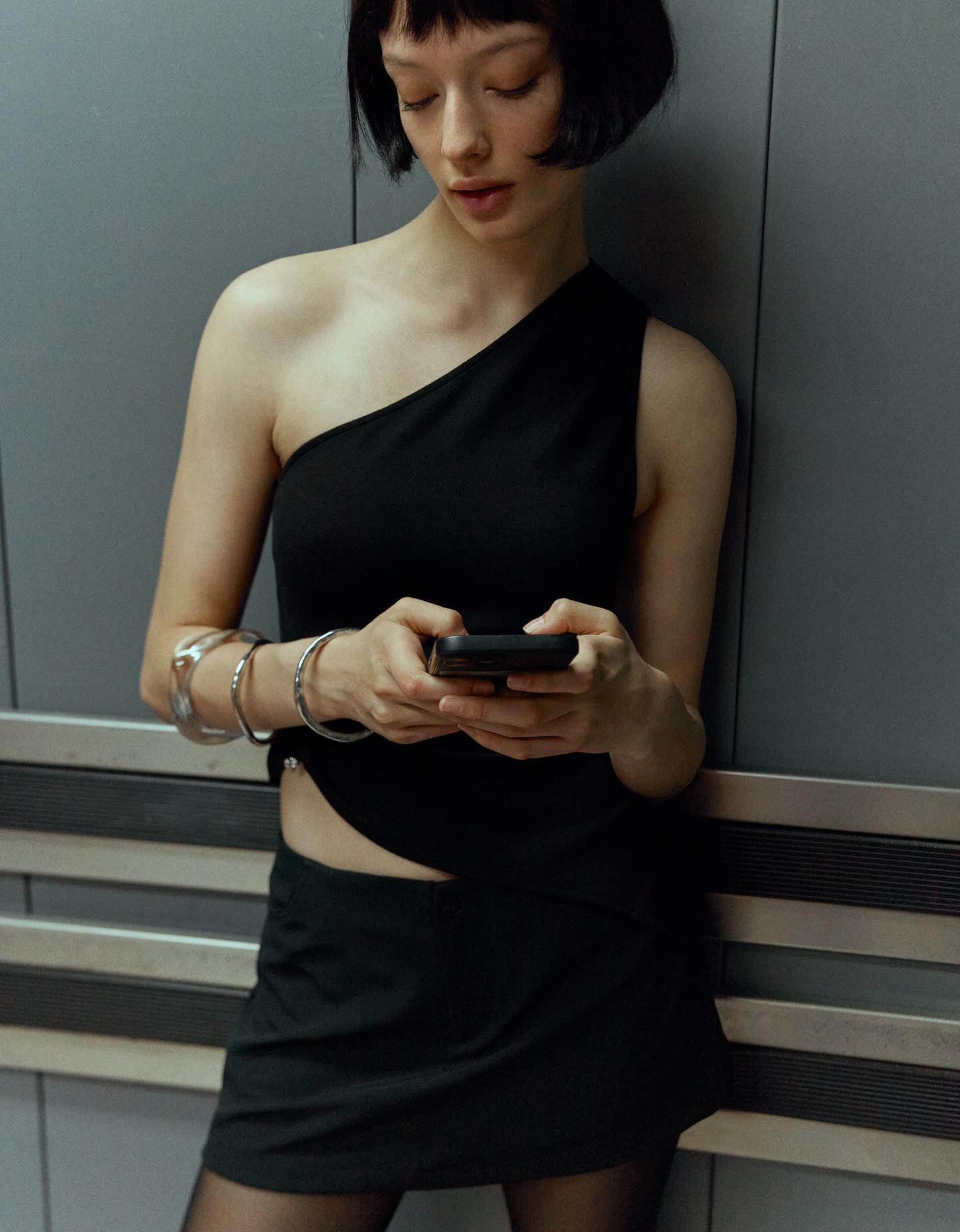 Bershka asymetryczny top z kółeczkiem i strasem czarny