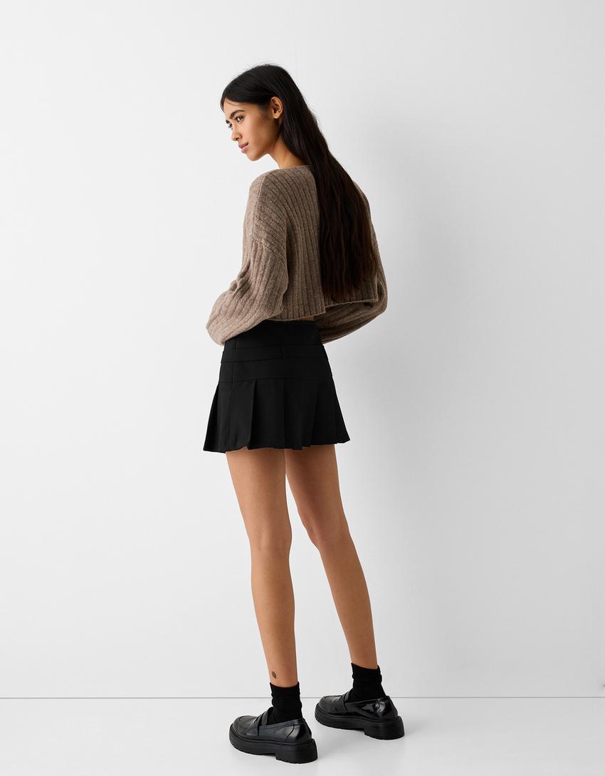 تنورة قصيرة بكسرات وقصة محبوكة وحزام-أسود-2