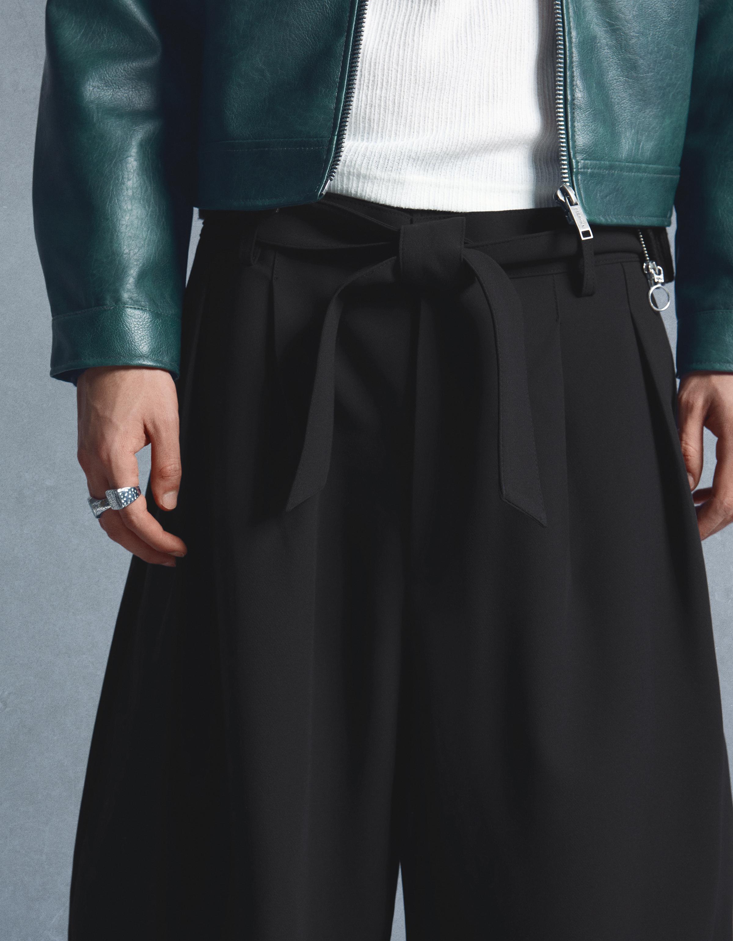 Barrel-leg tailored fit trousers with belt — Black