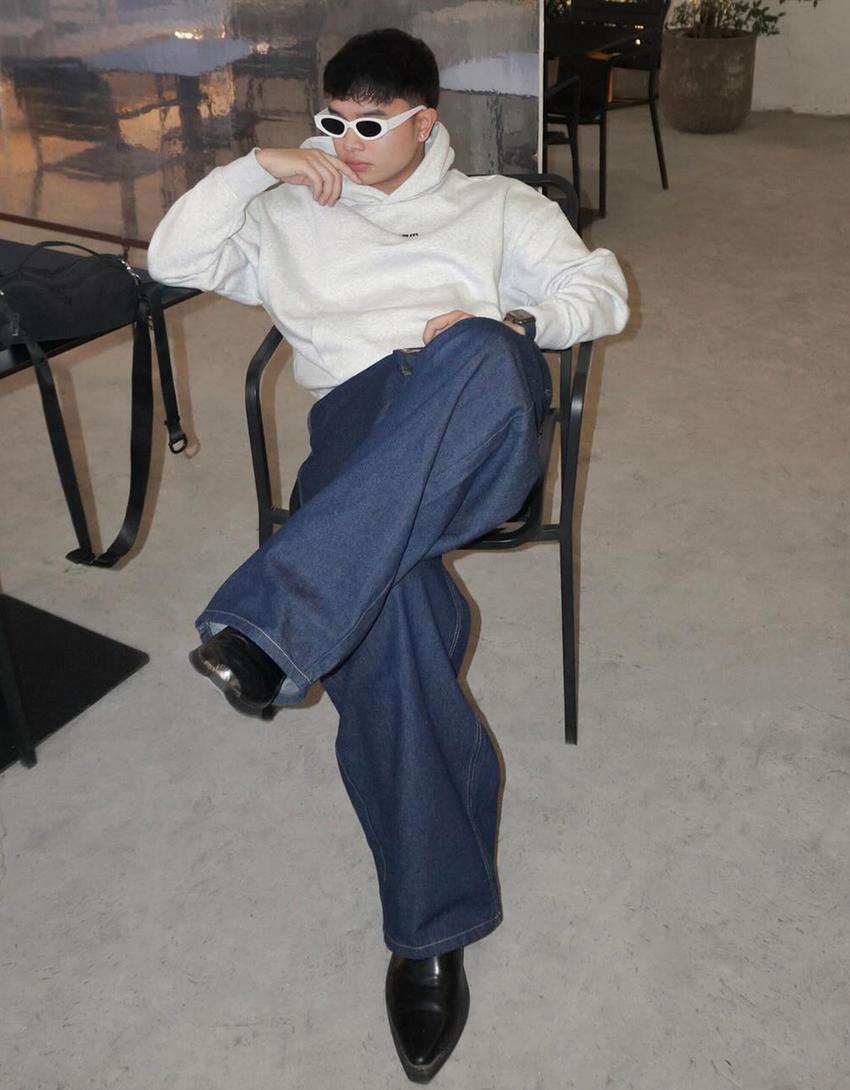 Bluza boxy z kapturem i nadrukiem-Szary