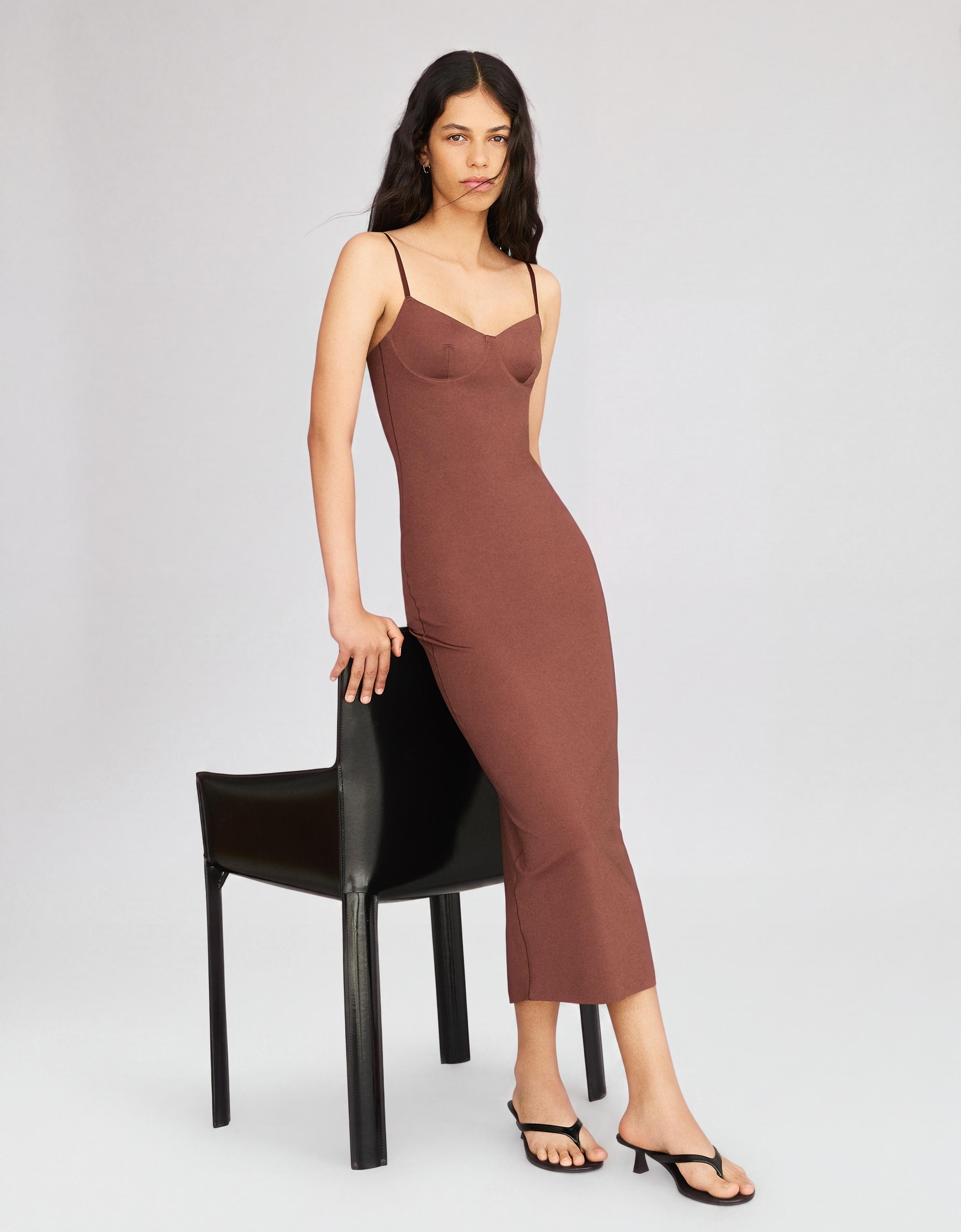 Midi dress with straps and sweetheart neckline — Brown