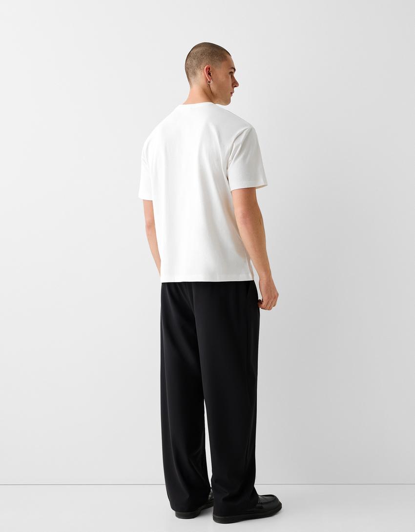 تيشرت بقصّة مربعة وأكمام قصيرة وطبعة-أبيض-1