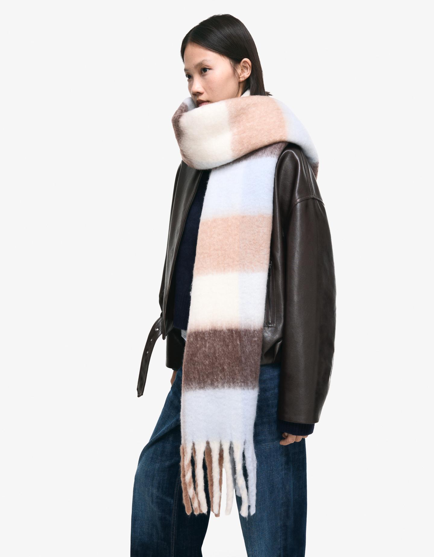Bershka szal w kratę piaskowy