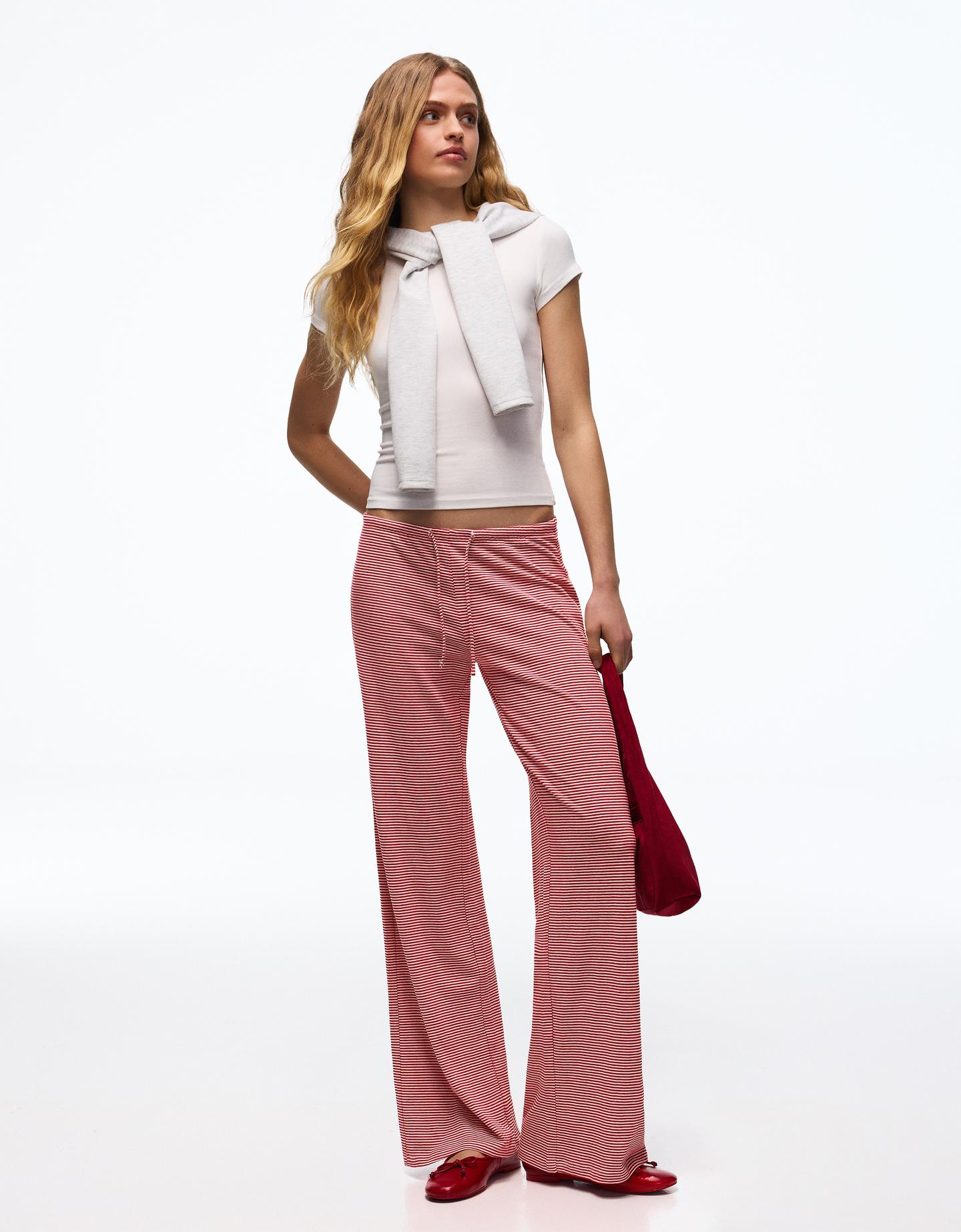 Bershka spodnie o kroju straight w paski czerwony