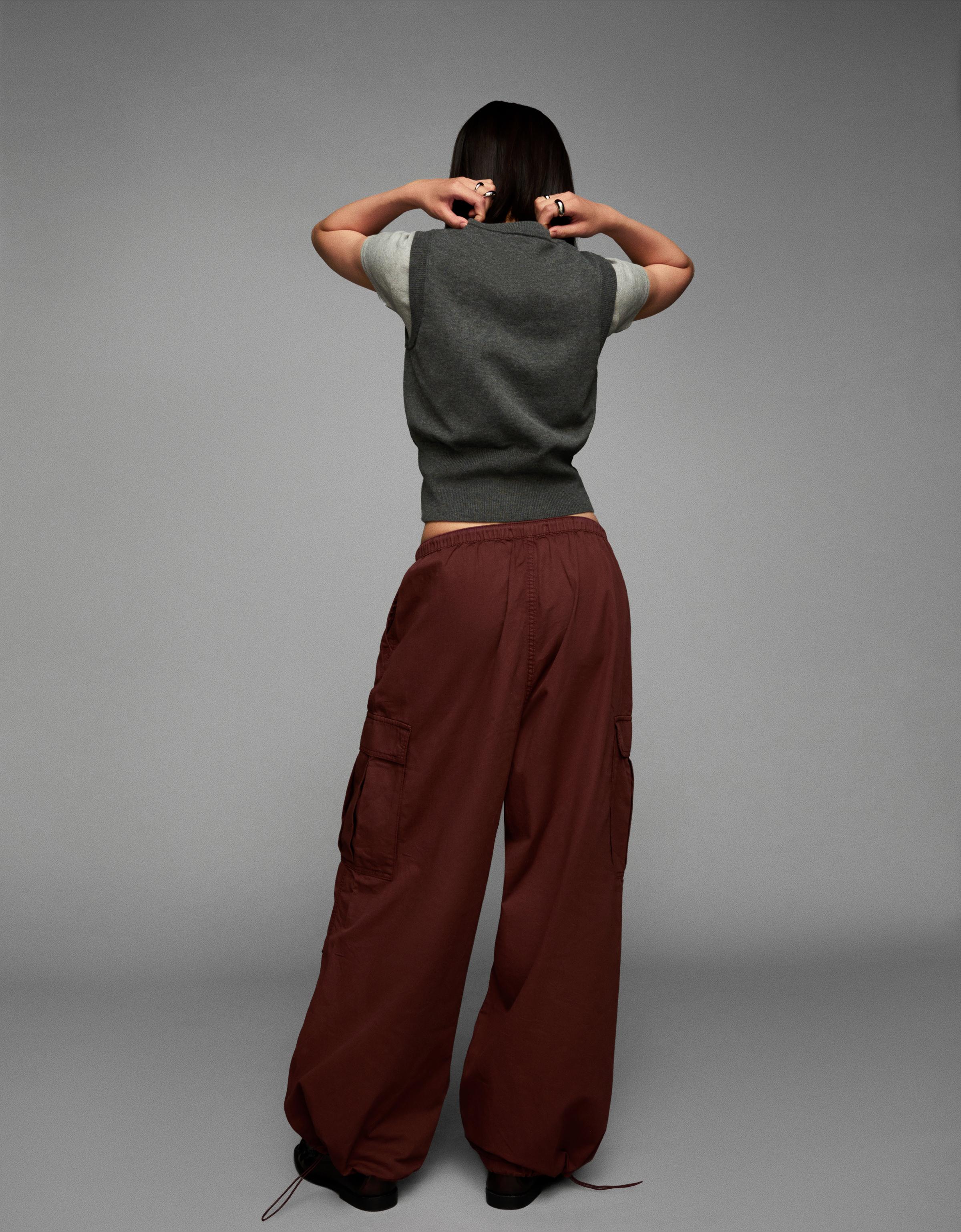 Thumbnail - Bershka Cargo-Parachute-Hose Damen M Bordeaux