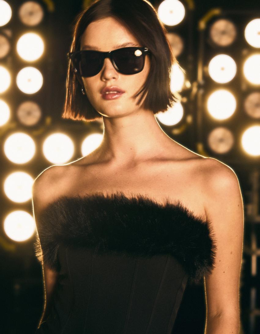 Bandeau top inšpirovaný korzetom s výstrihom s falošnou kožušinou-Čierna