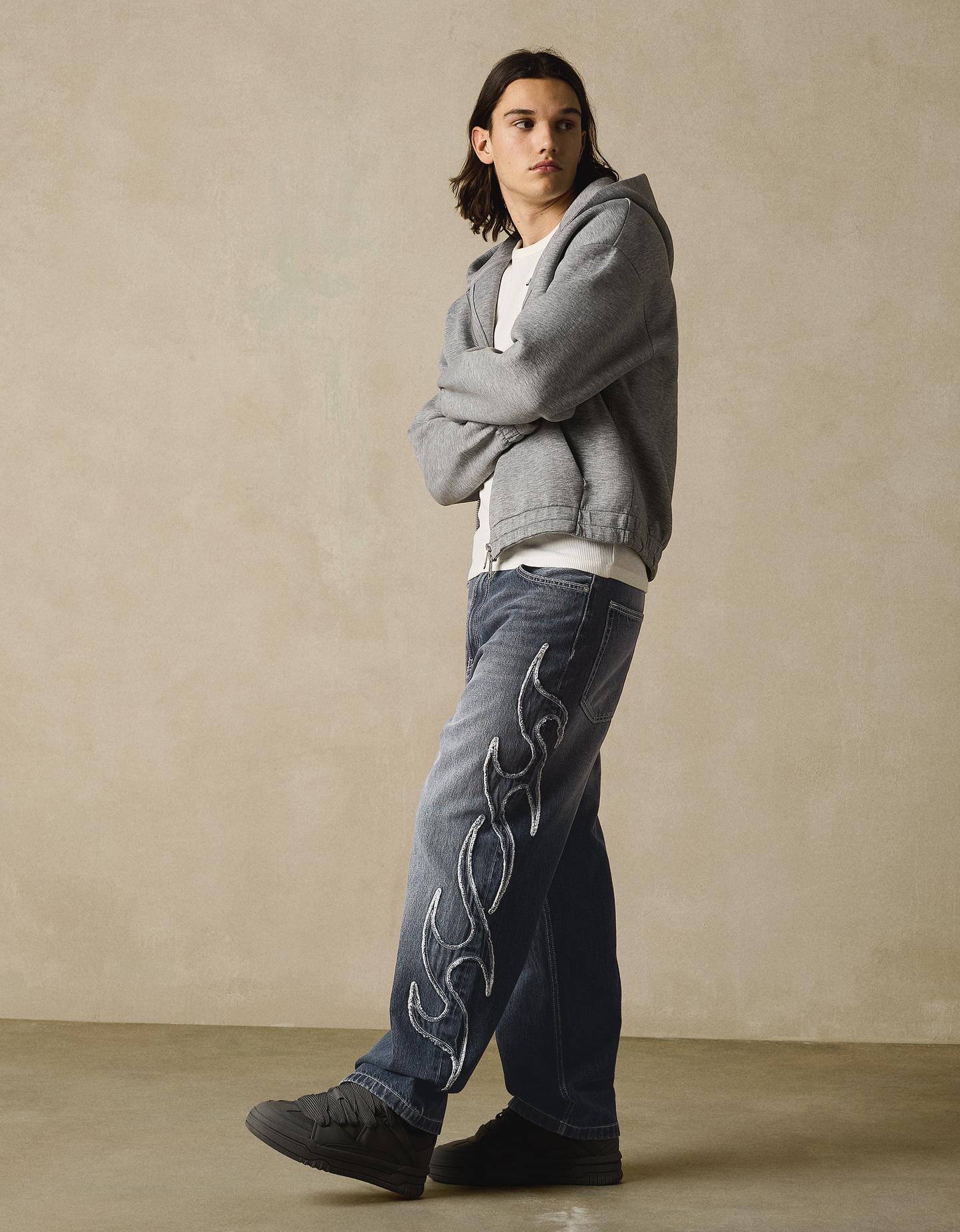 Bershka jeansy o kroju baggy z naszywką ciemnoniebieski