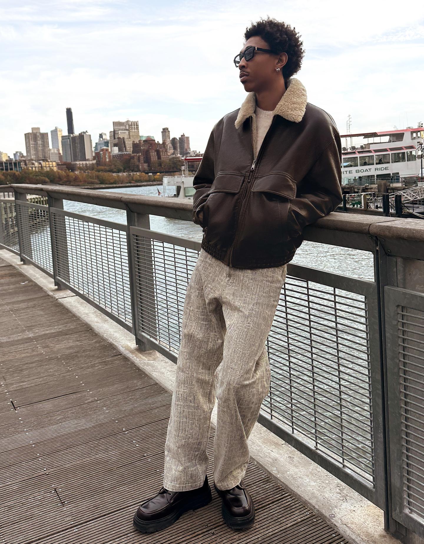 Bershka spodnie o kroju barrel z nadrukiem brązowy