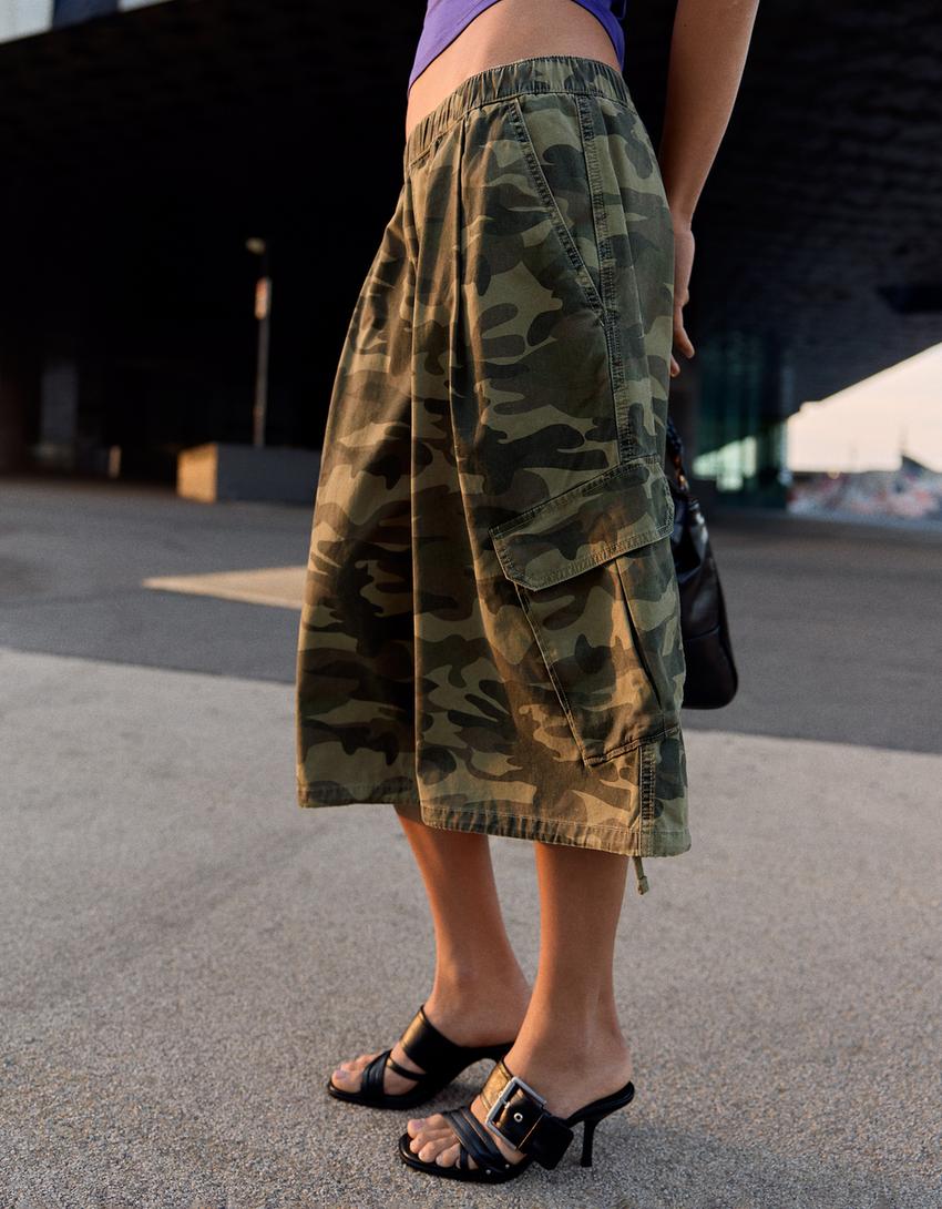 Printed cargo Bermuda shorts-Khaki