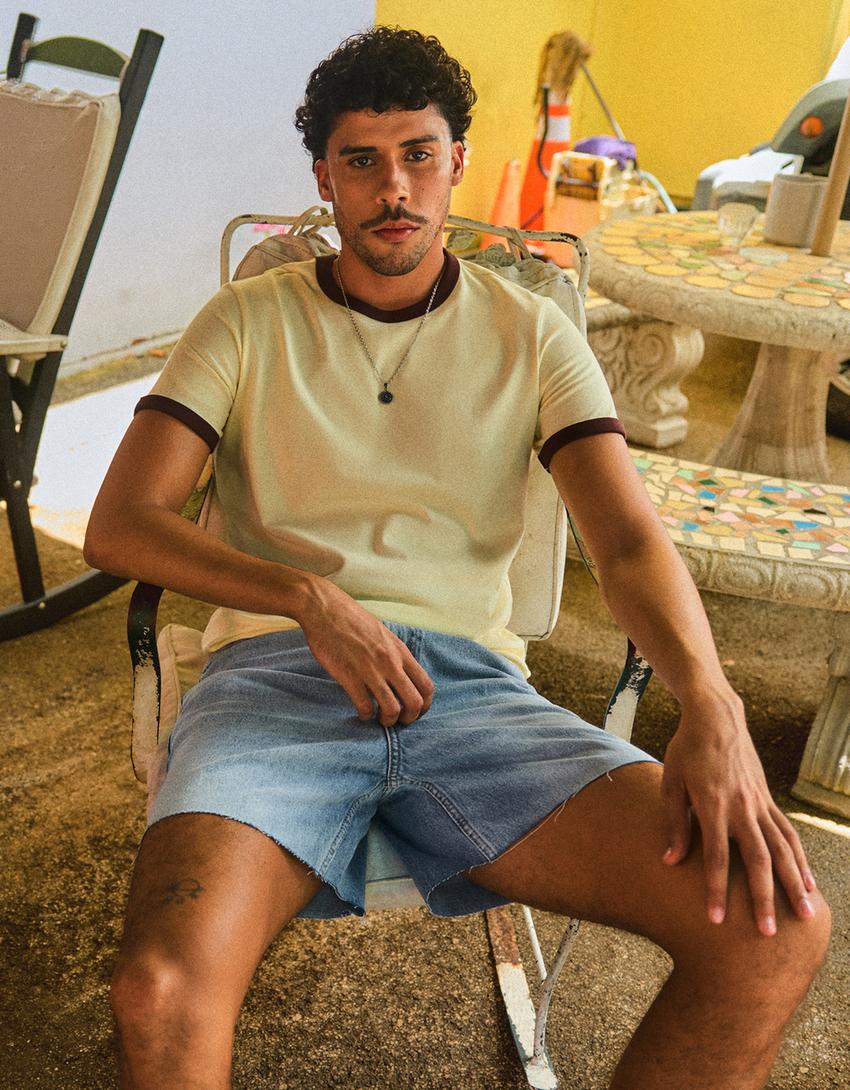 Camiseta manga curta com contraste na barra-Amarelo