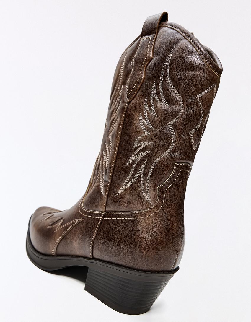 Bota cowboy com detalhe de biqueira-Marrom