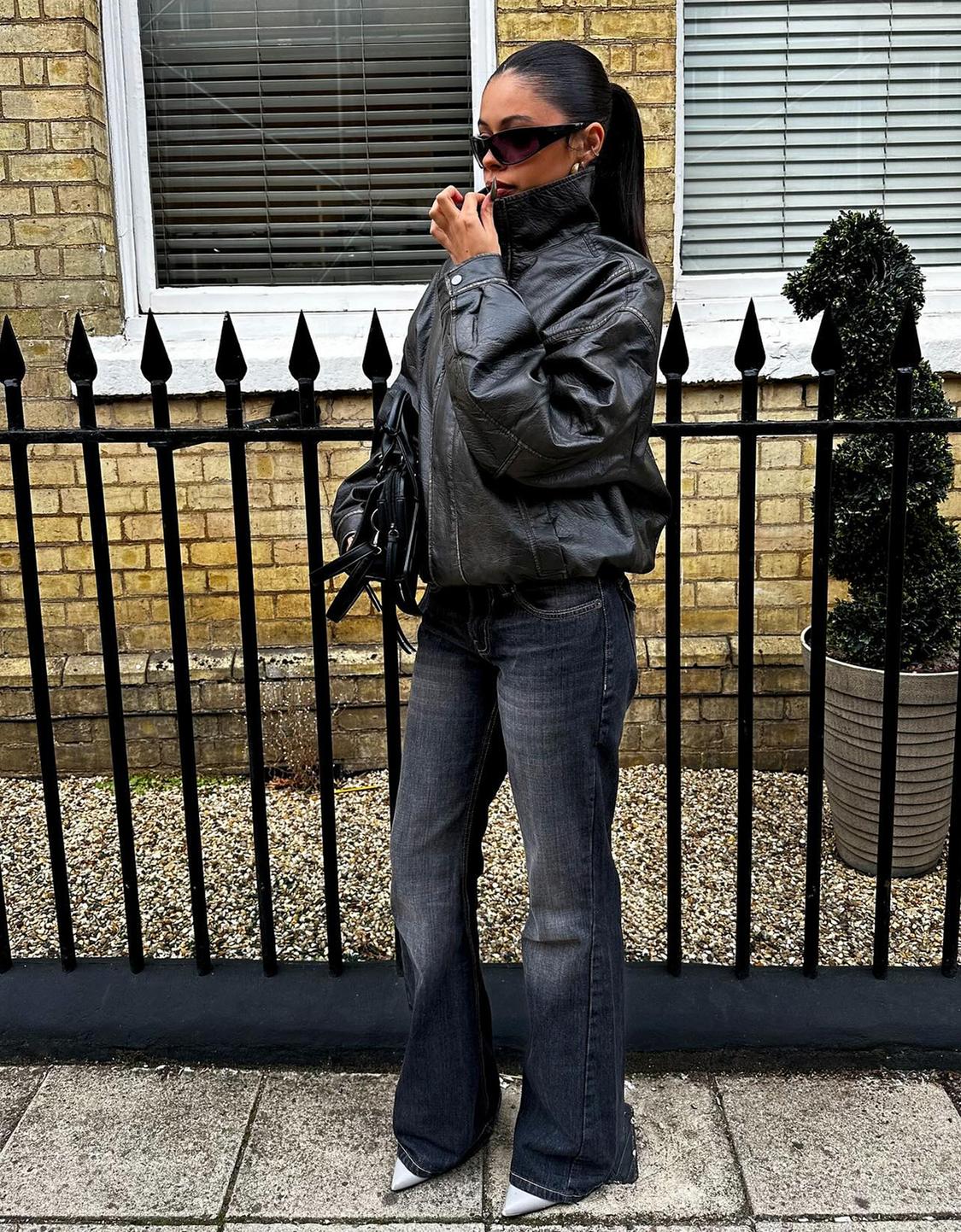 Boot-cut jeans with flaps