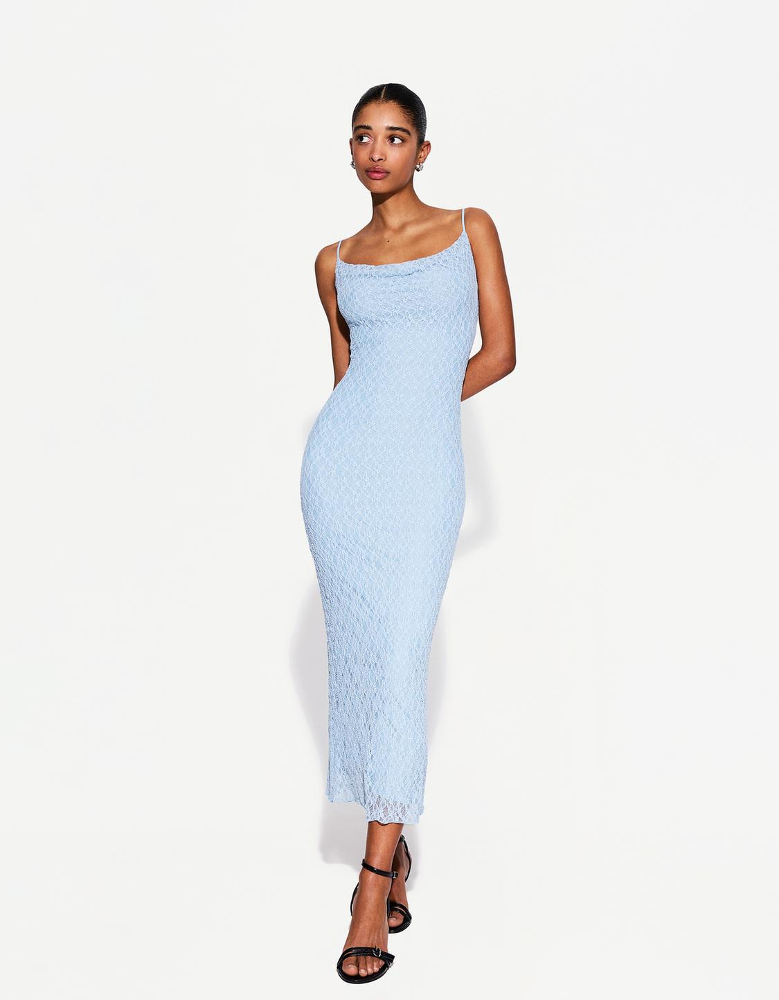 فستان دانتيل متوسط الطول